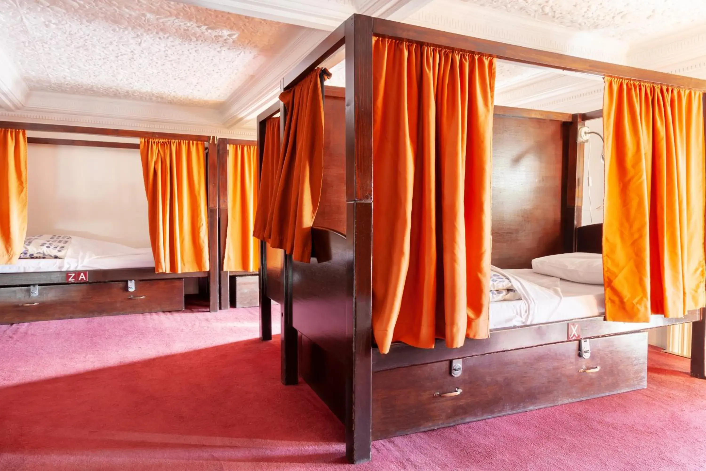 Bed in Palmers Lodge: Swiss Cottage