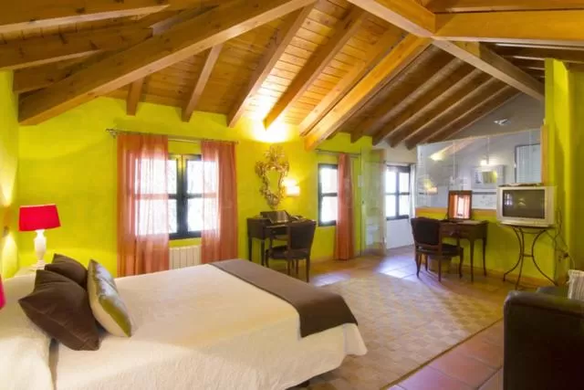 Hot Tub, Bed in Hotel Sara De Ur