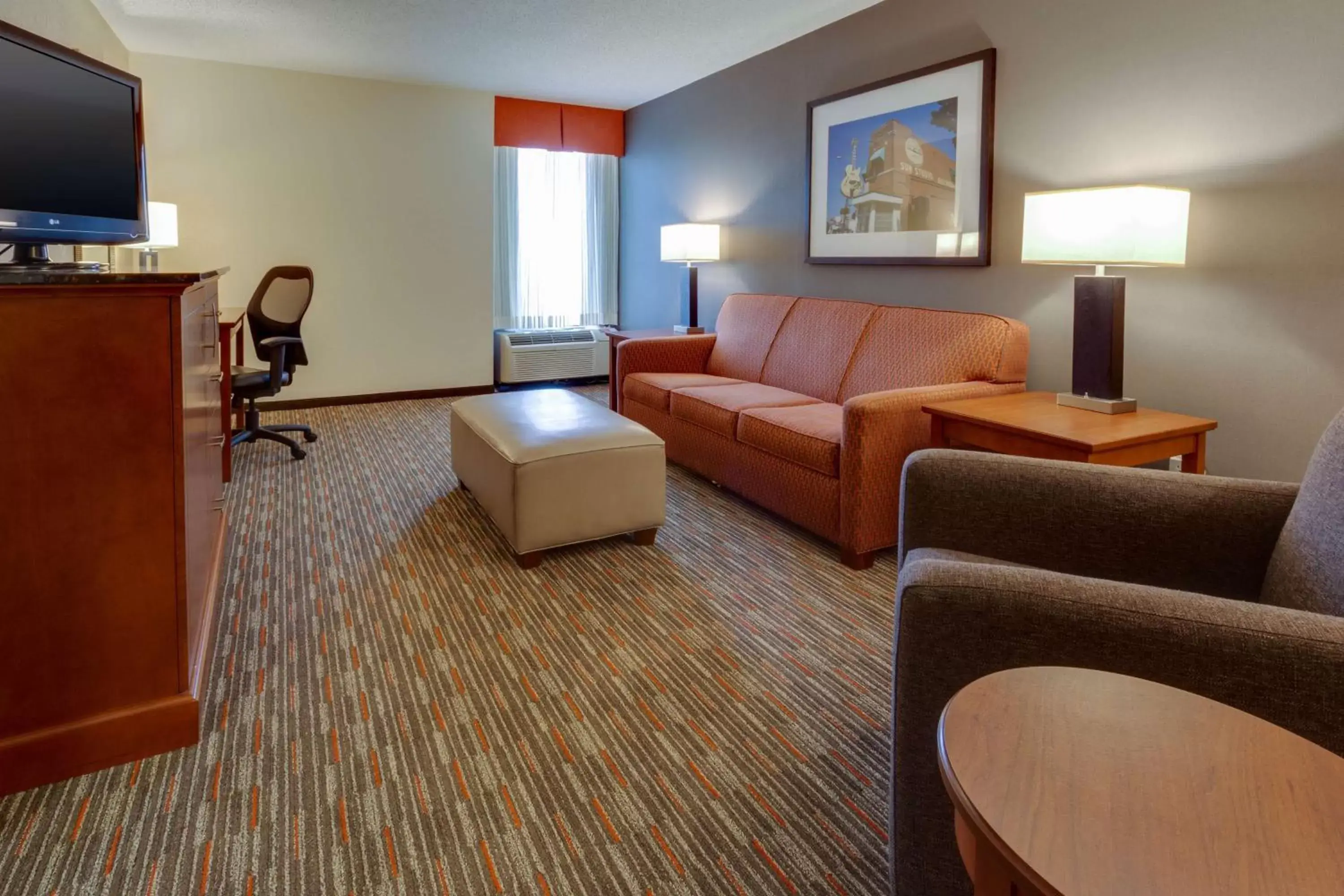 Photo of the whole room, Seating Area in Drury Inn & Suites Memphis Southaven