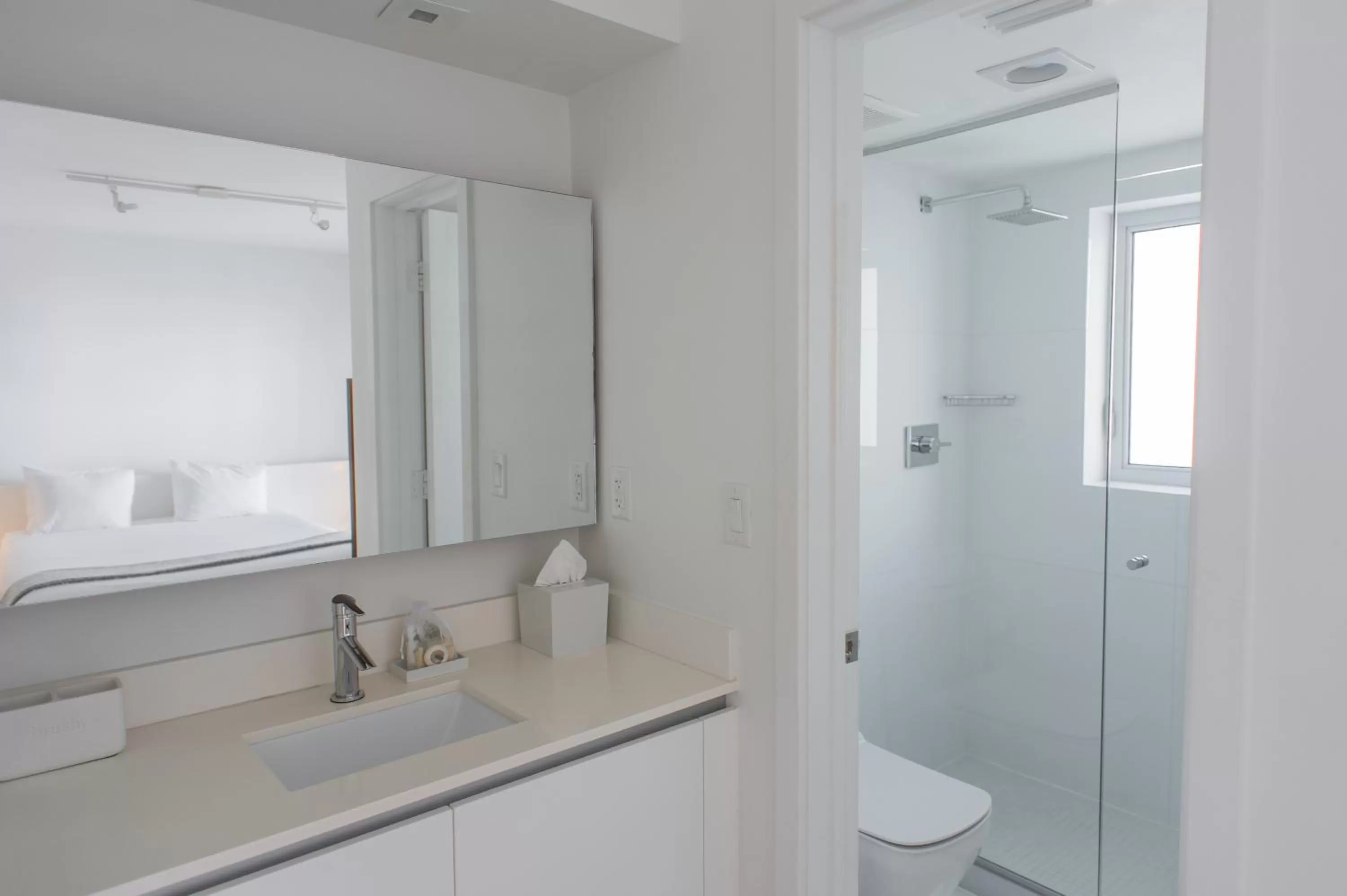 Bathroom in Beach Haus Key Biscayne Contemporary Apartments