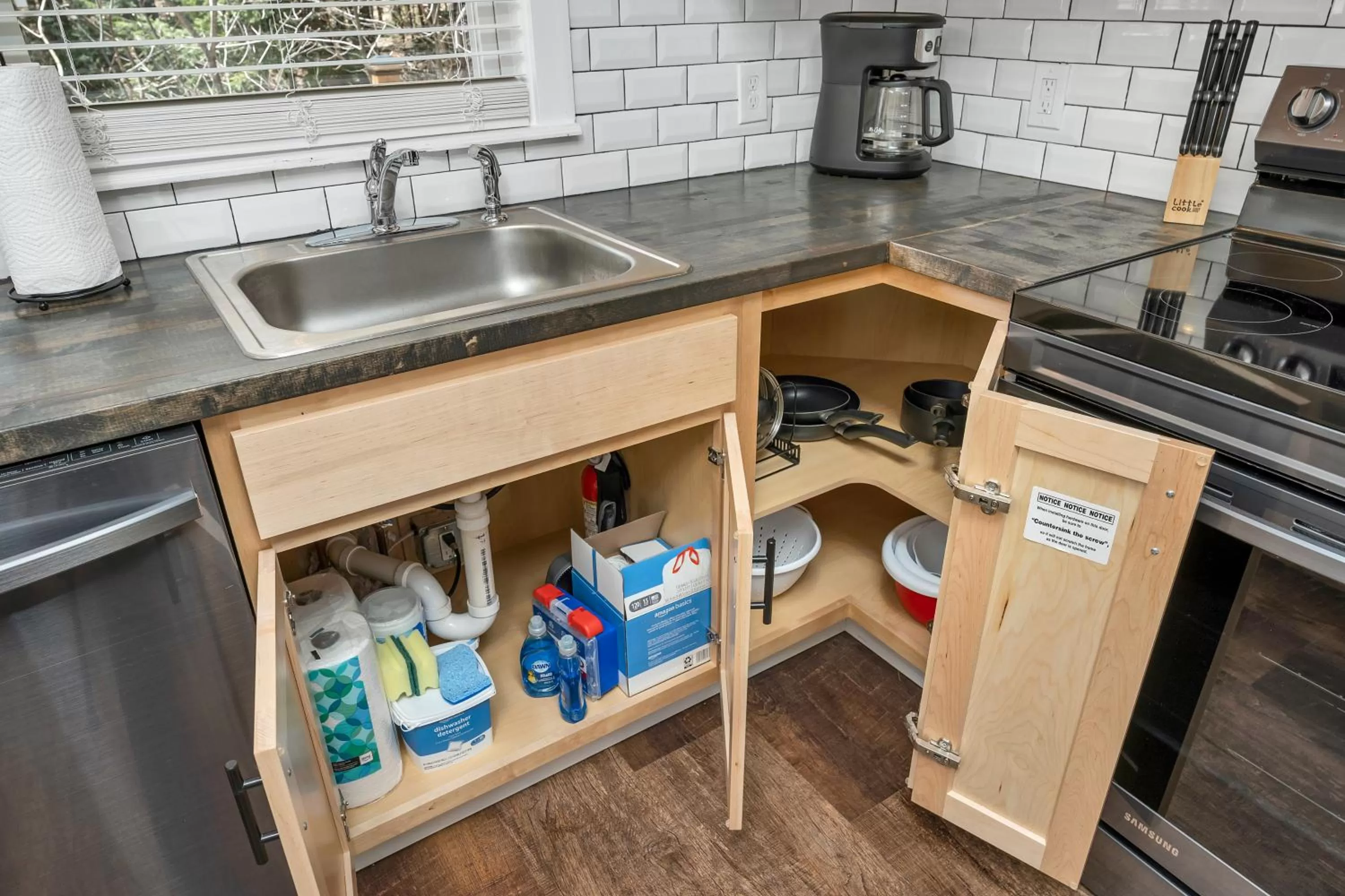 Kitchen or kitchenette in The Inn & More