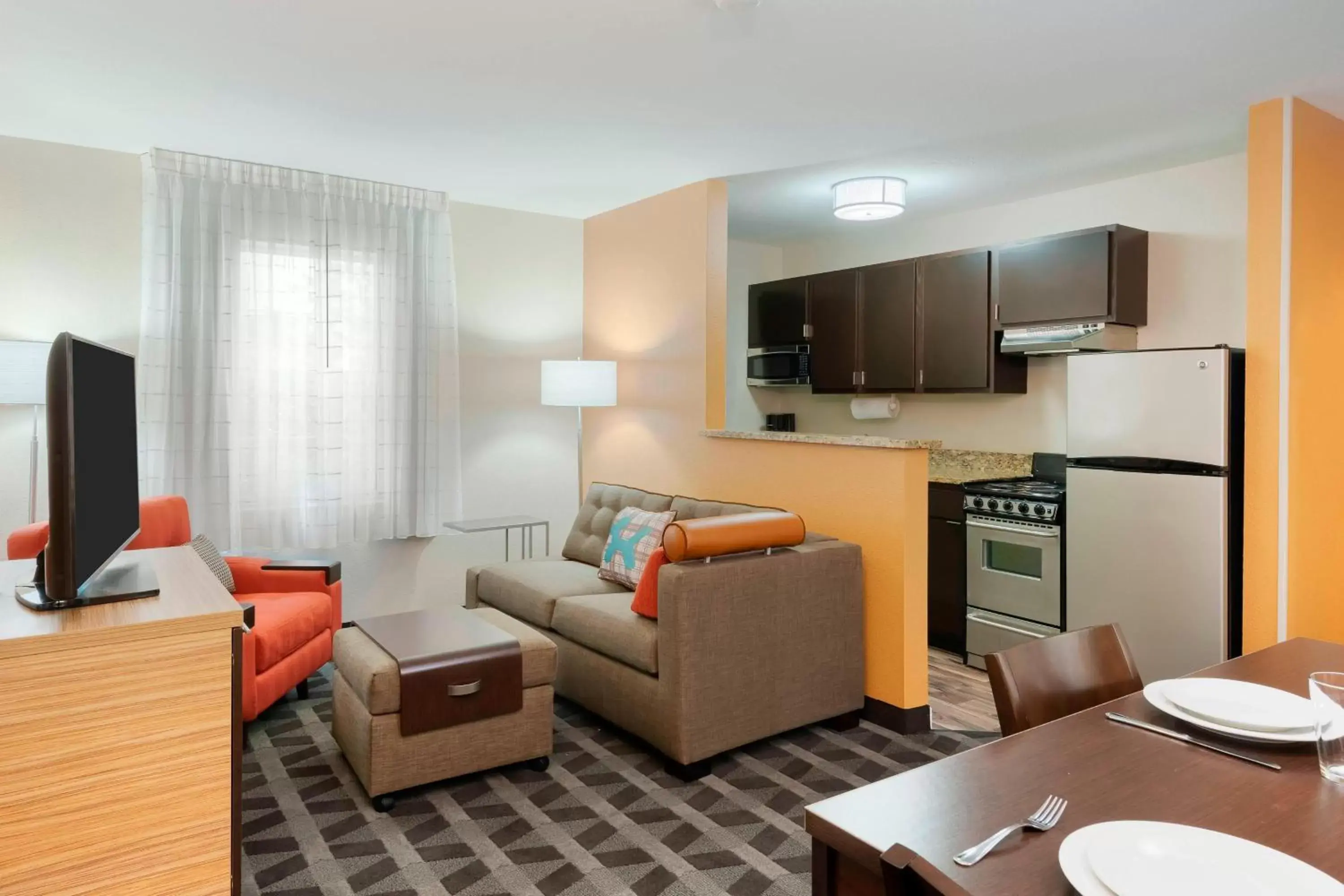 Living room, Kitchen/Kitchenette in TownePlace Suites Savannah Midtown