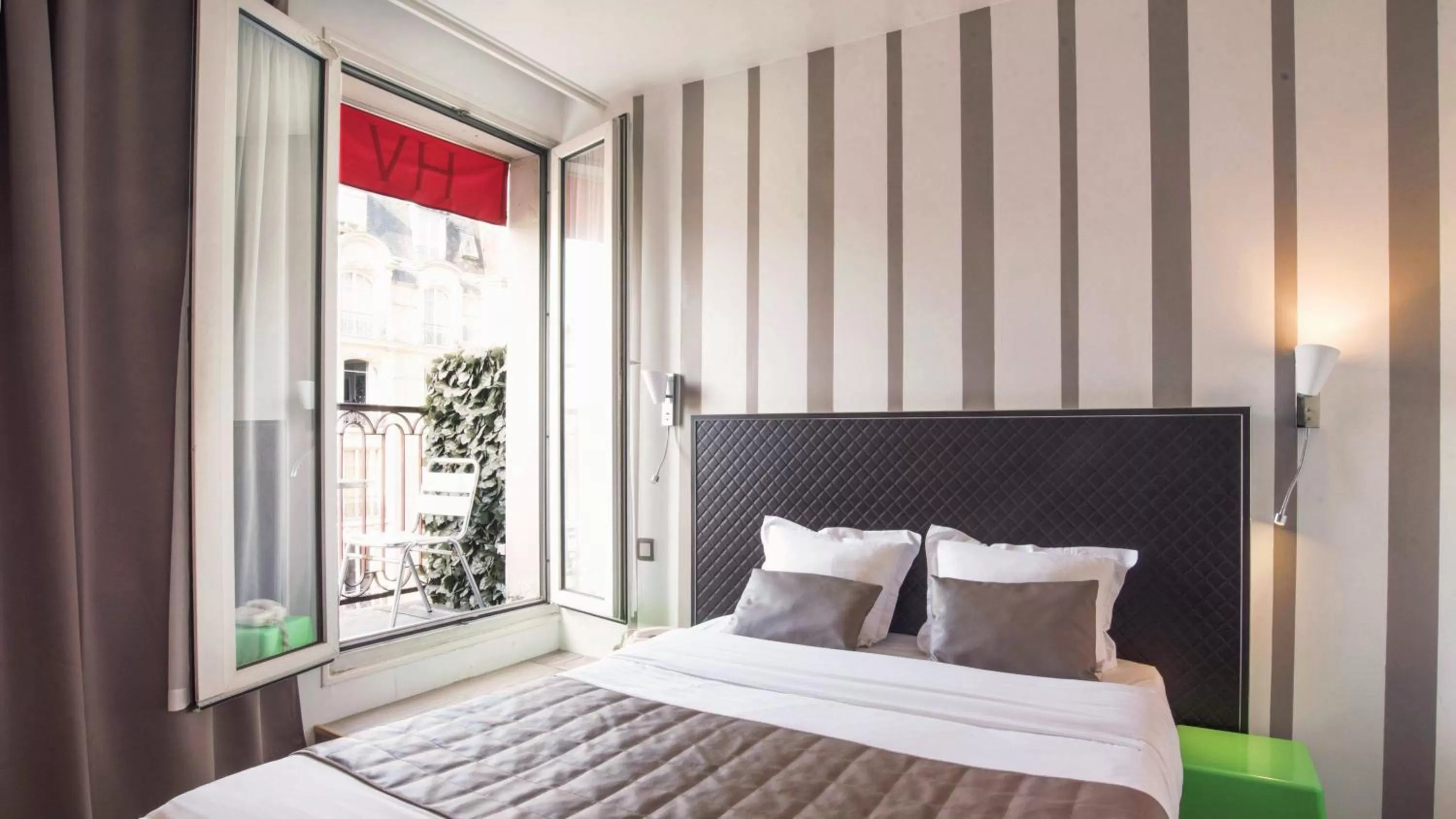 Property building, Bed in Hôtel De Venise