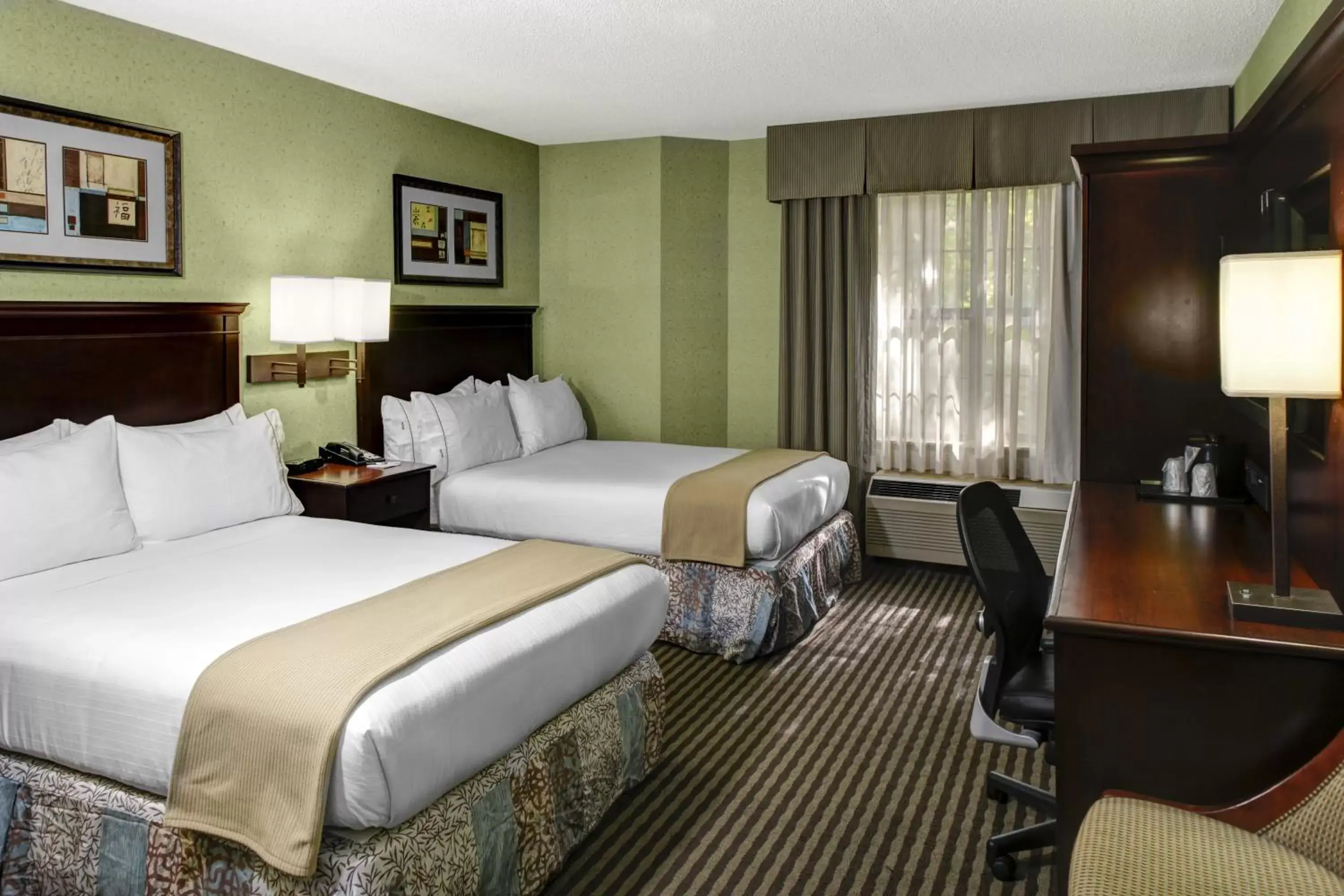 Bedroom, Bed in Holiday Inn Express Hotel & Suites Atlanta Buckhead, an IHG Hotel