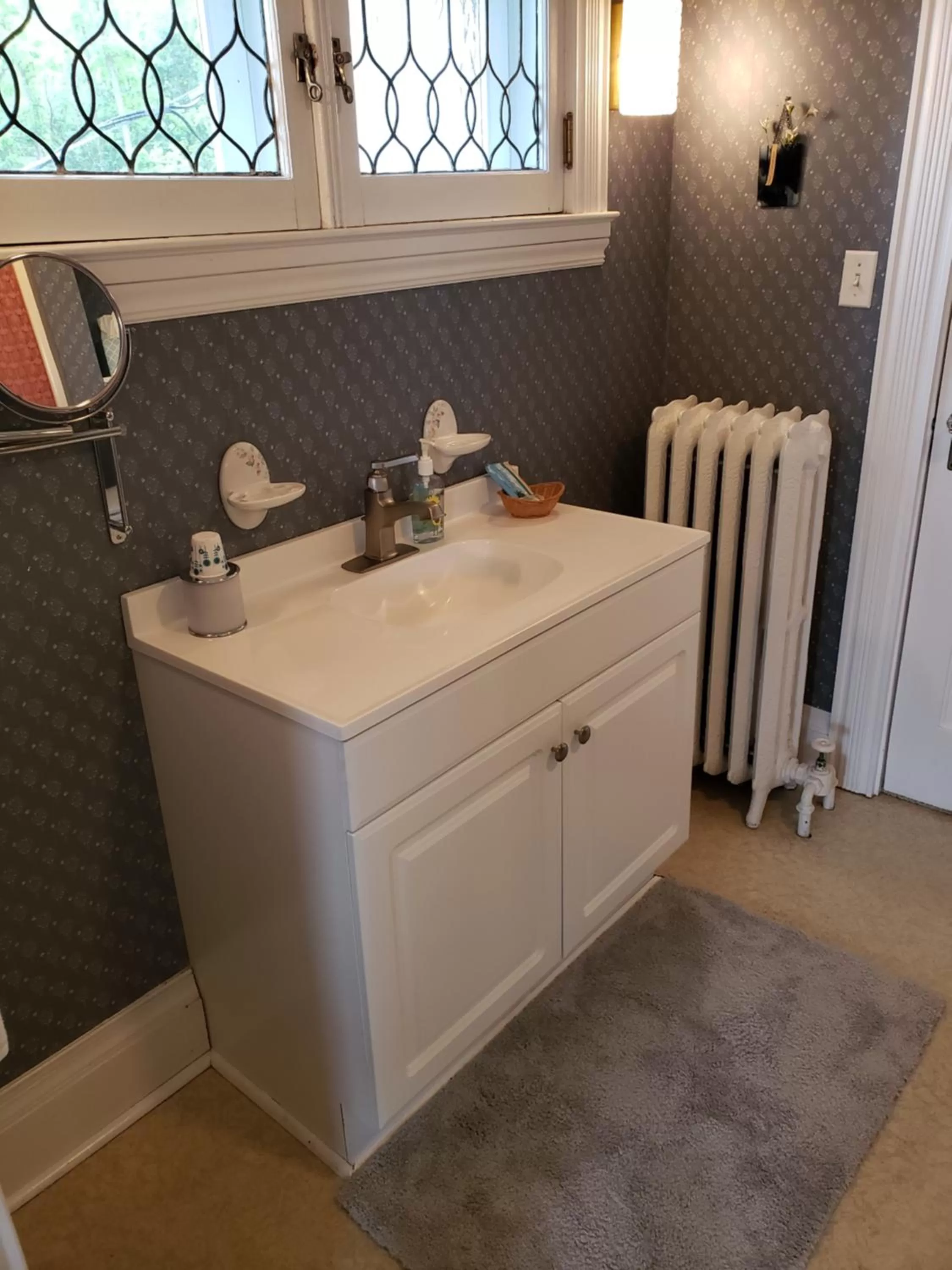 Bathroom in Hudson Manor Bed & Breakfast