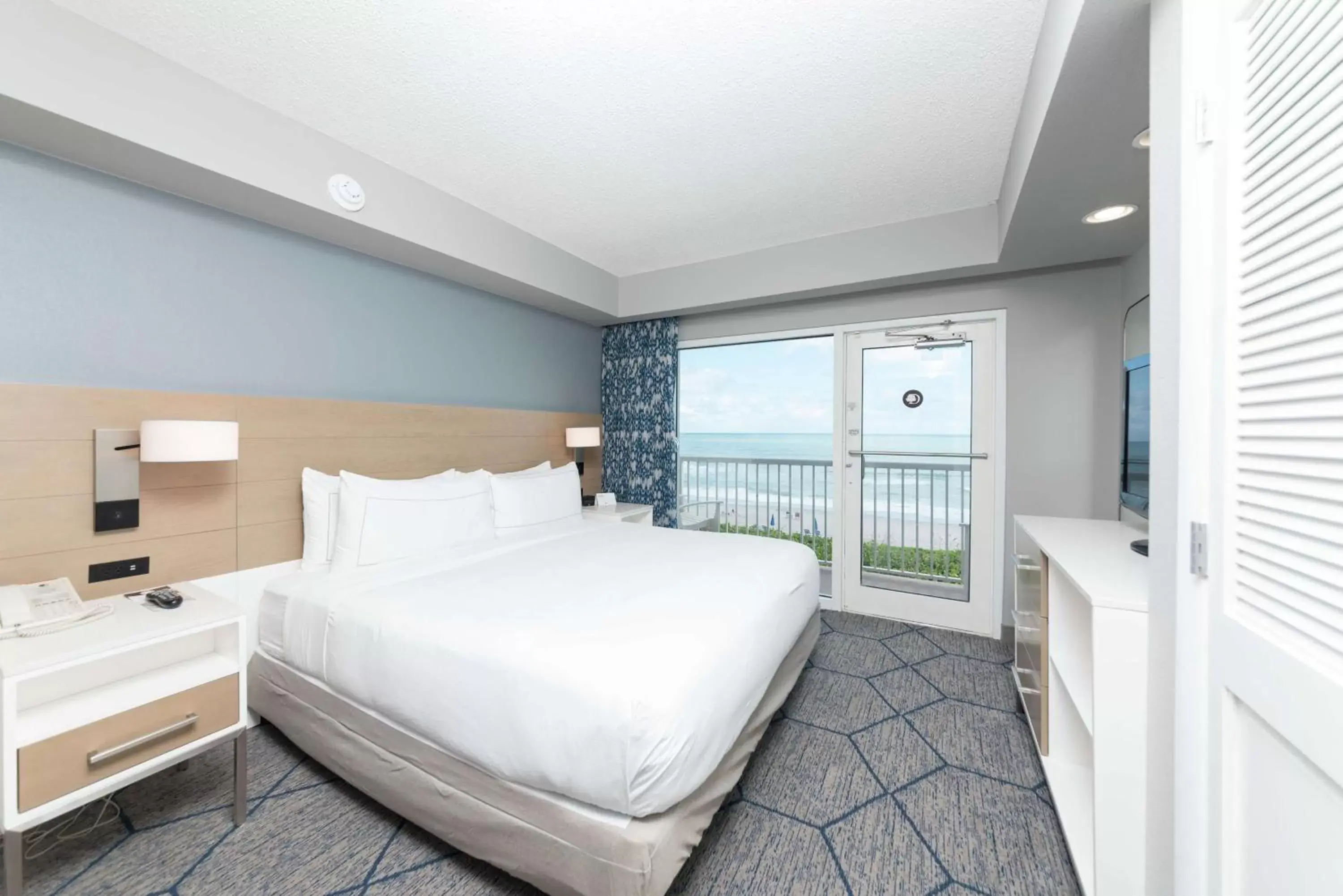 Bed in DoubleTree Suites by Hilton Melbourne Beach Oceanfront