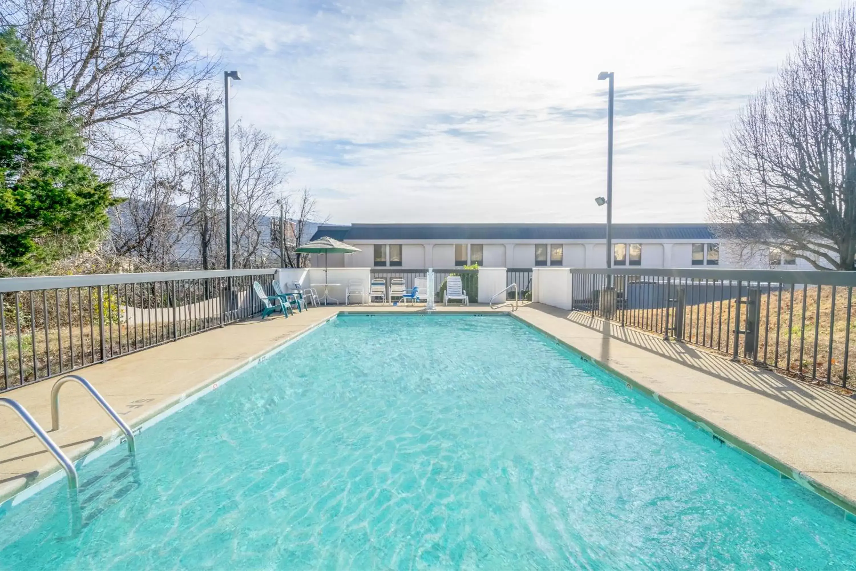 Swimming Pool in Knights Inn Chattanooga