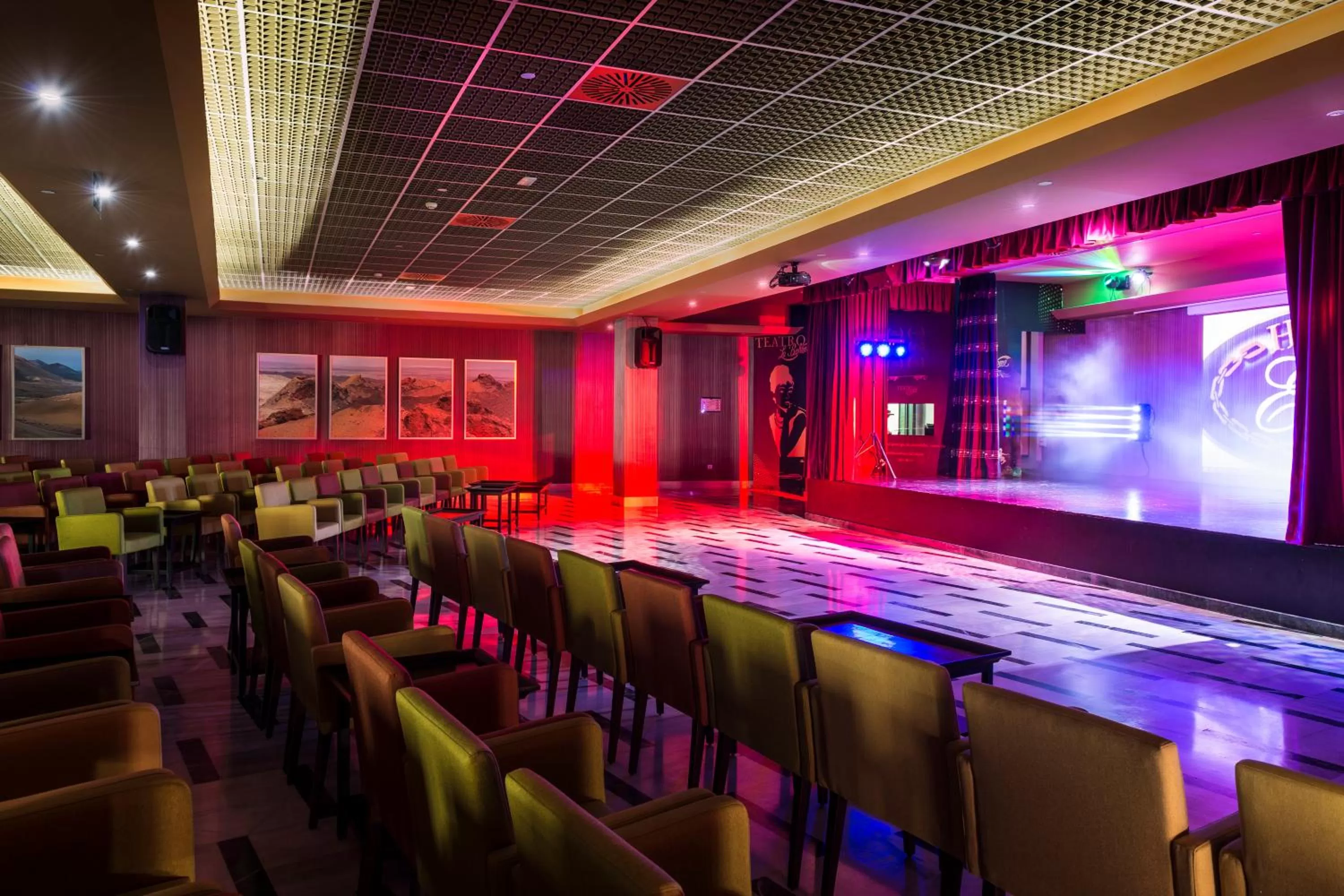 Evening entertainment in Elba Lanzarote Royal Village Resort