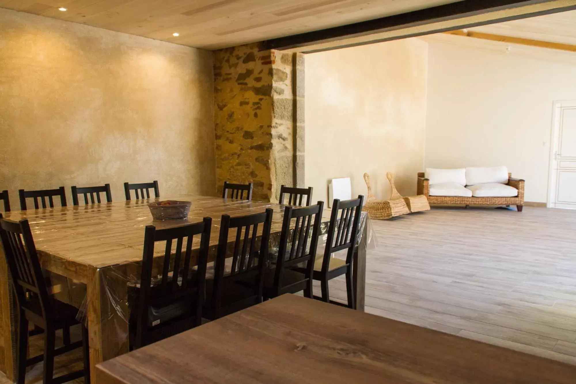 Communal lounge/ TV room, Dining Area in Le Puy Carmin - Chambre d'hôtes avec jacuzzi