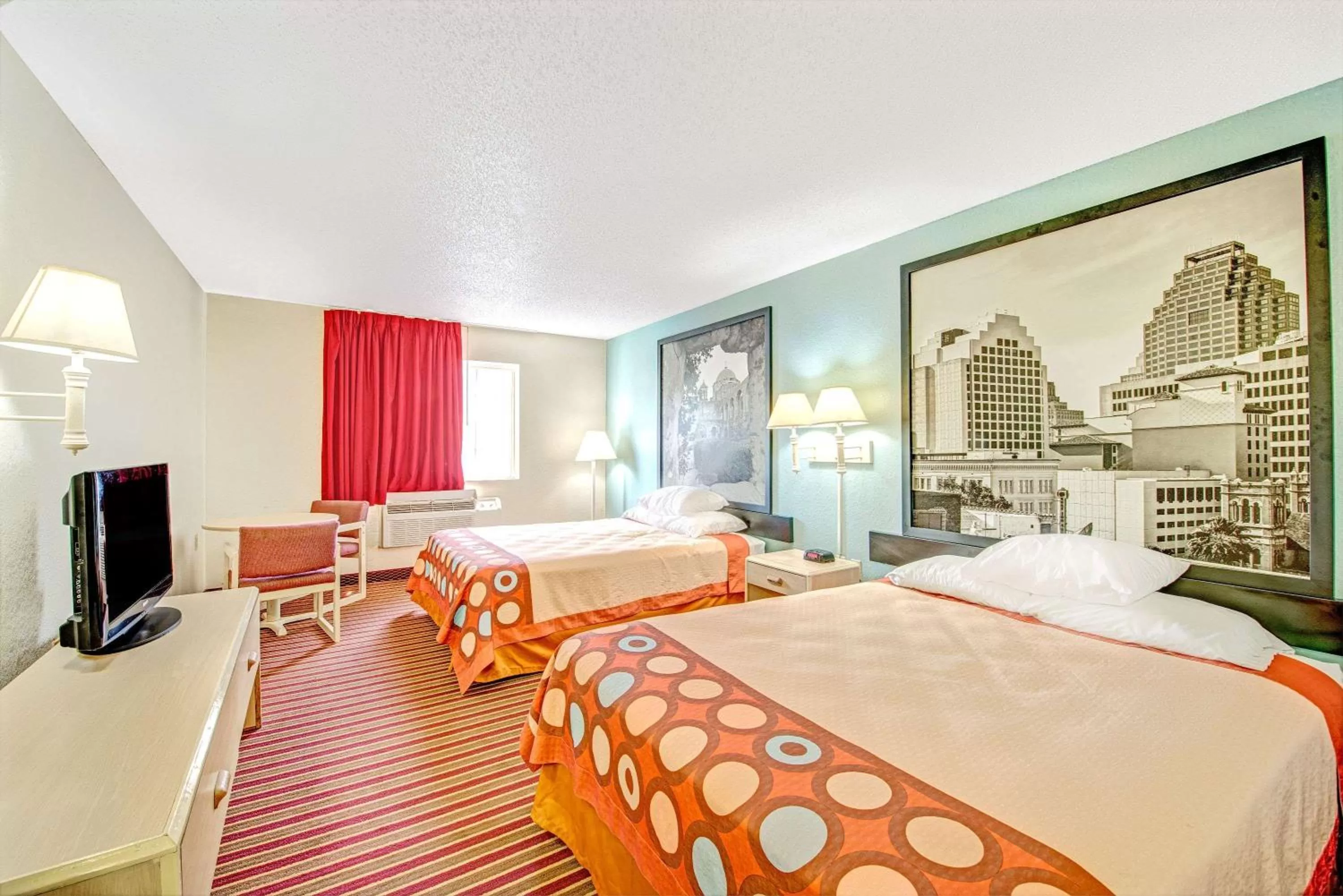 Photo of the whole room, Bed in Super 8 by Wyndham San Antonio/Fiesta