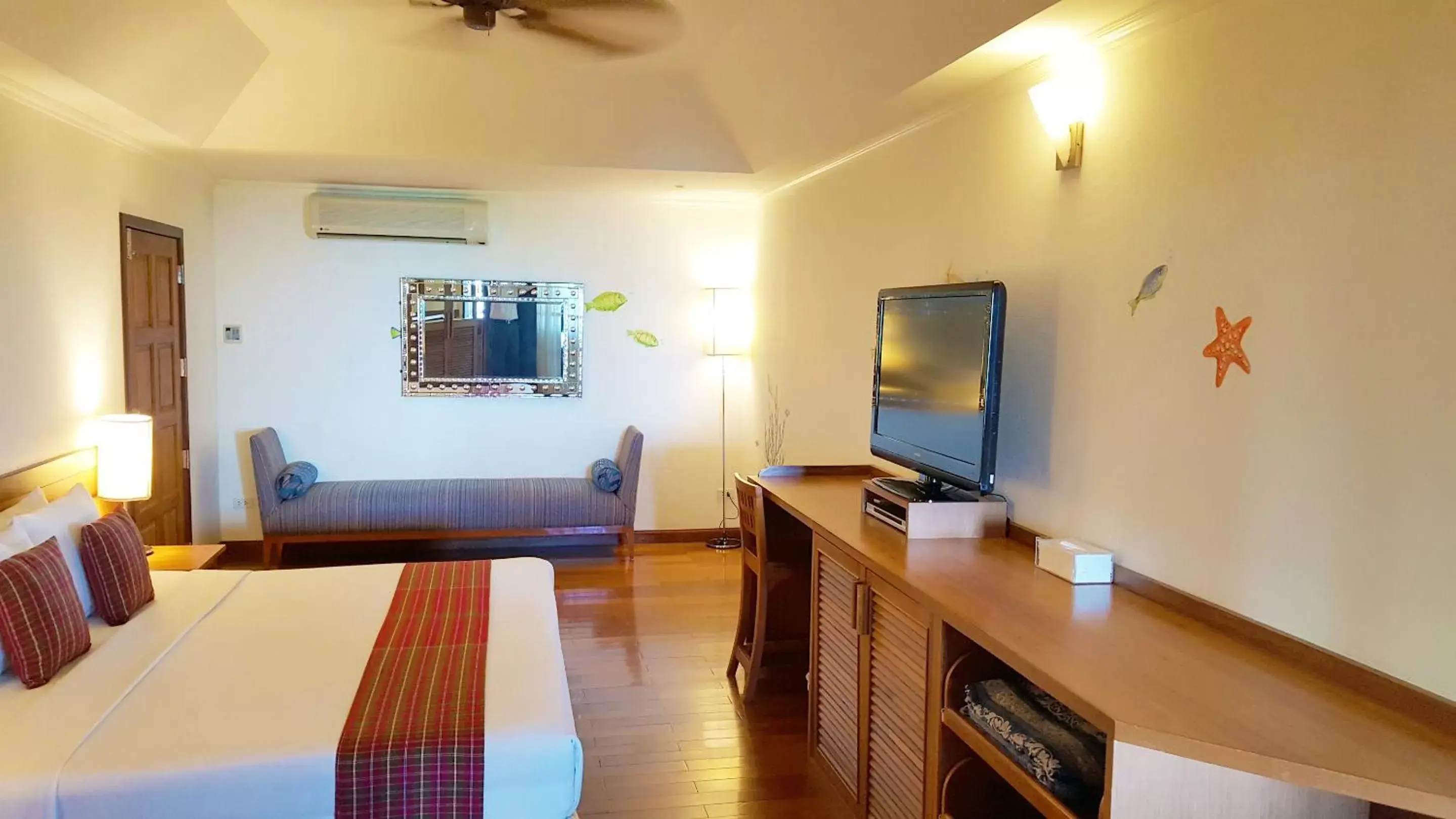 TV and multimedia, TV/Entertainment Center in Birds and Bees Resort