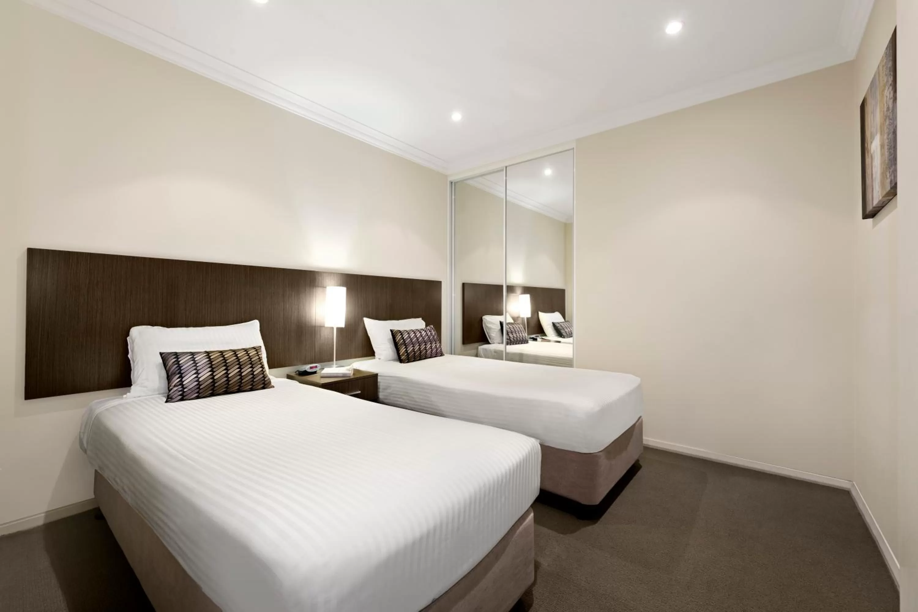 Bedroom, Bed in Quest Singleton