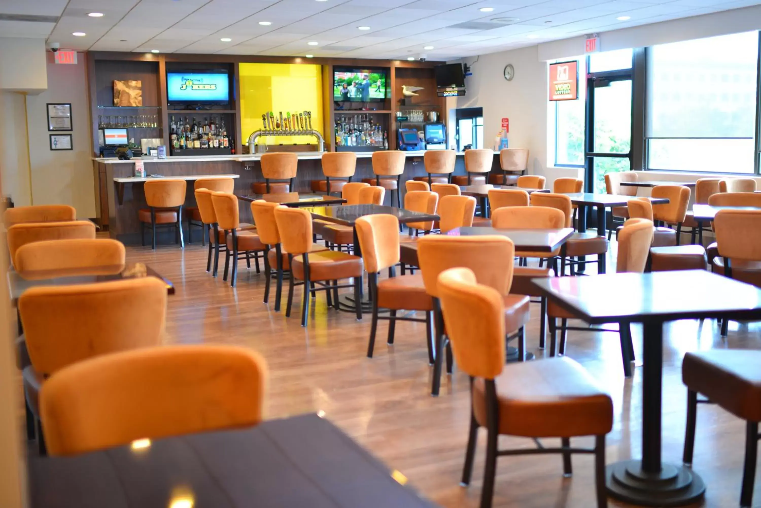 Lounge or bar, Restaurant/Places to Eat in Holiday Inn Portland South/Wilsonville, an IHG Hotel