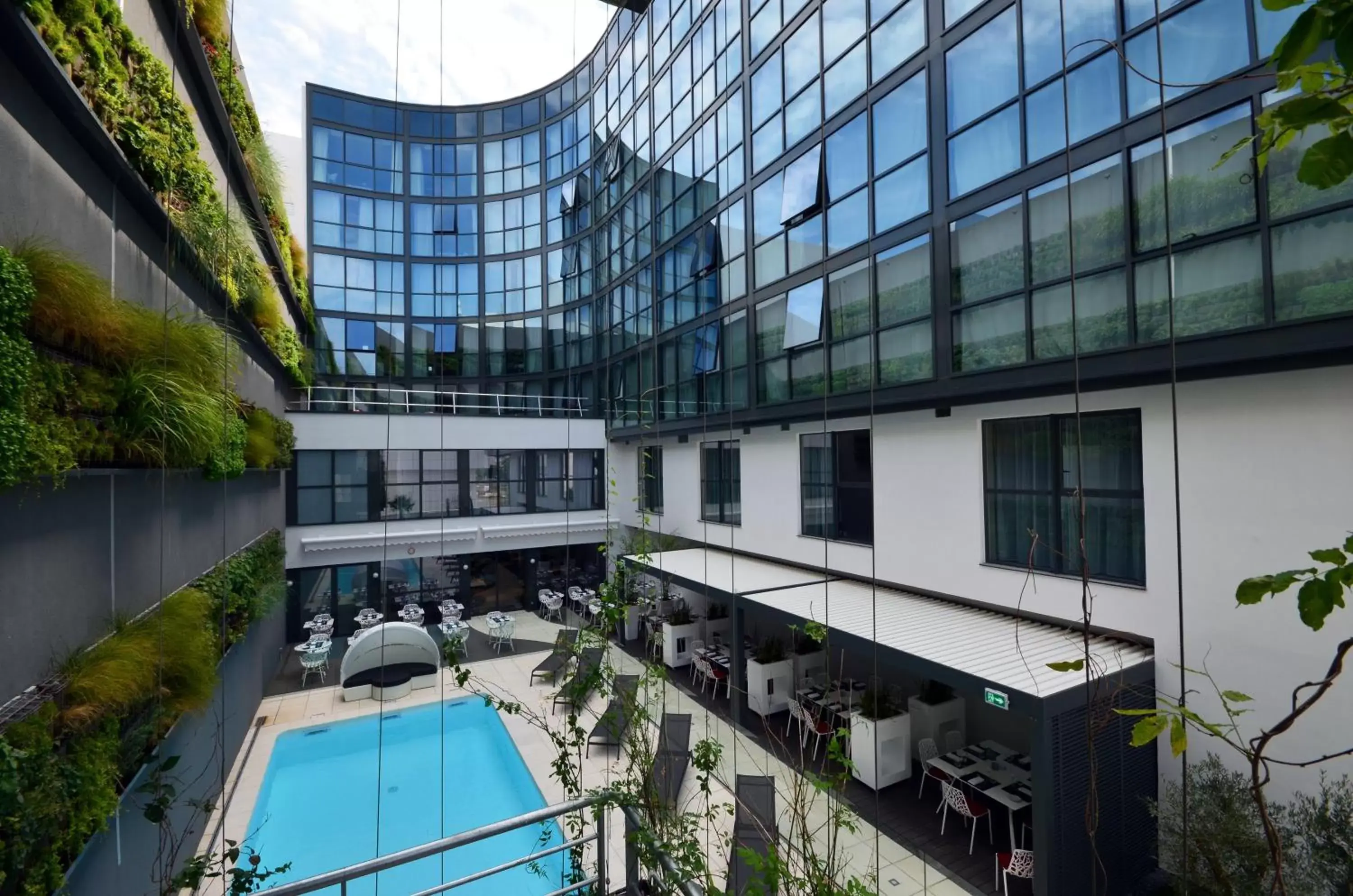 Swimming pool in Holiday Inn Dijon Toison D'or by IHG Swimming pool in Holiday Inn Dijon Toison D'or by IHG