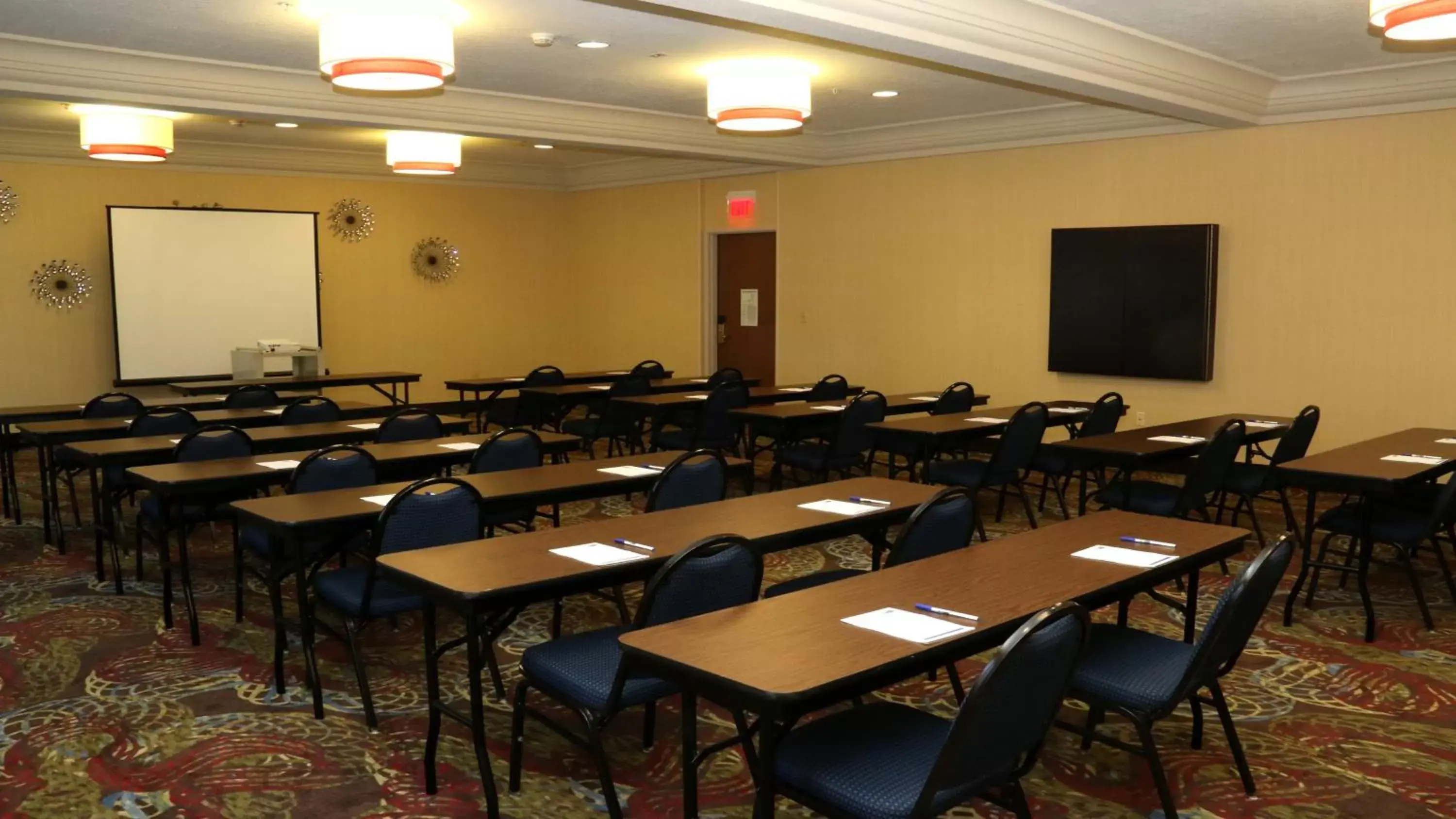 Meeting/conference room in Holiday Inn Express Hotel & Suites Saginaw, an IHG Hotel