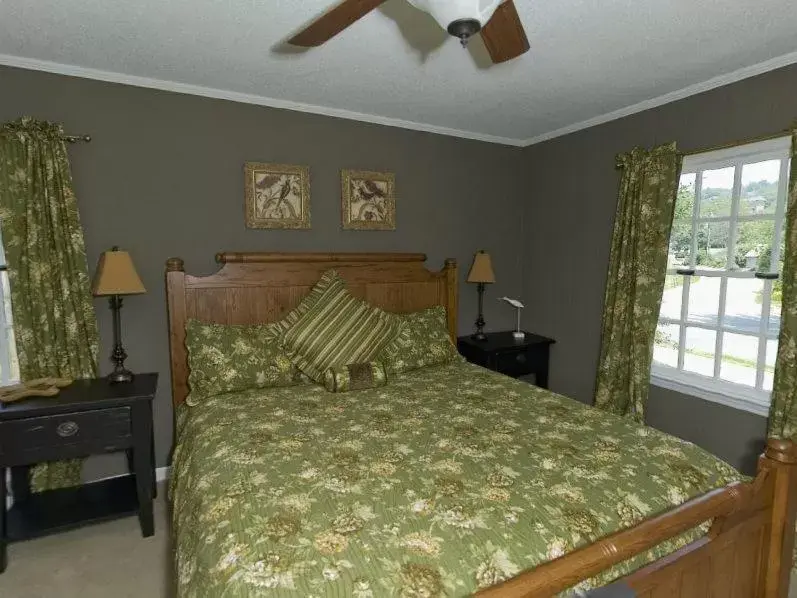 Photo of the whole room, Bed in Hillwinds Inn - Blowing Rock
