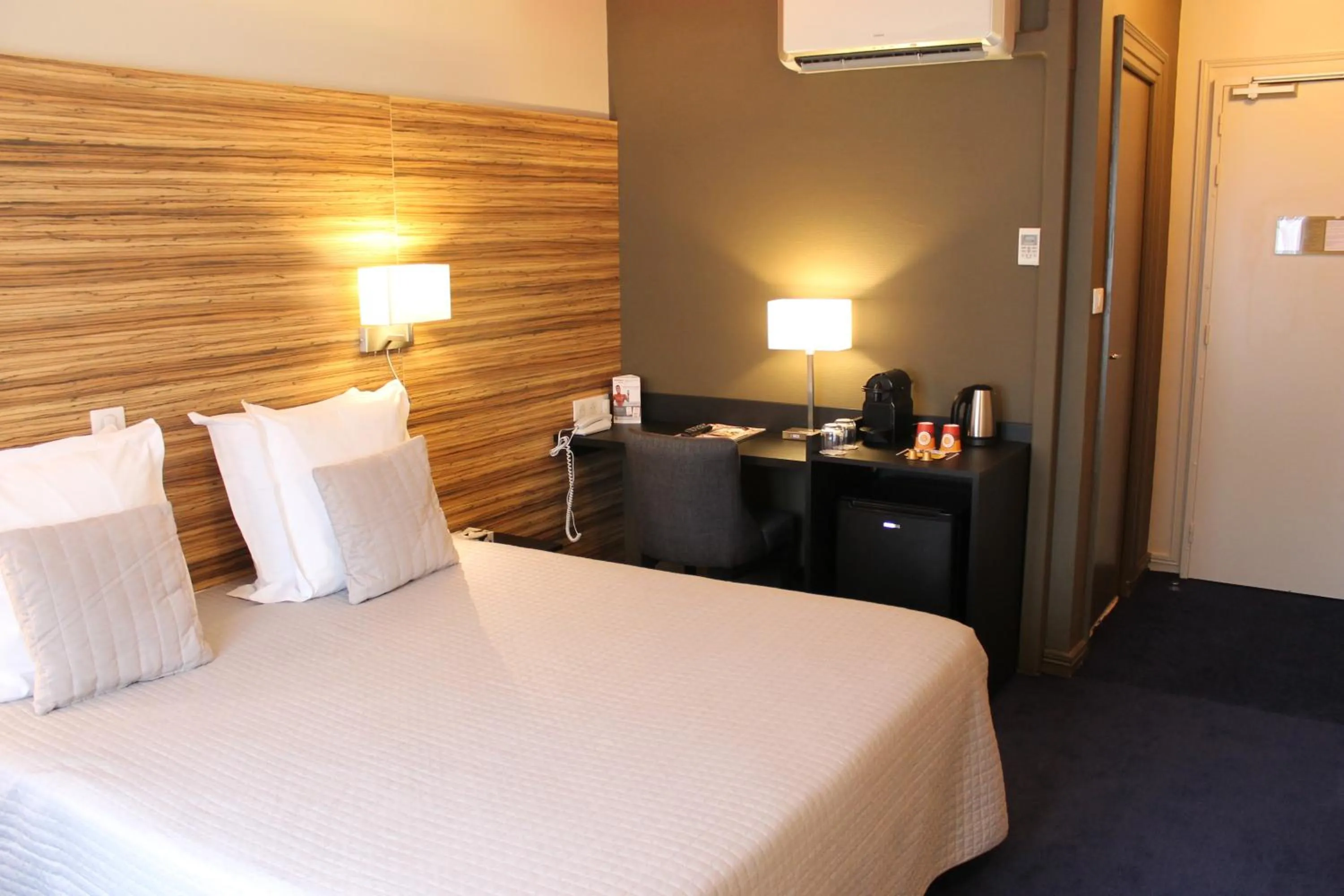 Coffee/tea facilities, Bed in Hotel de France