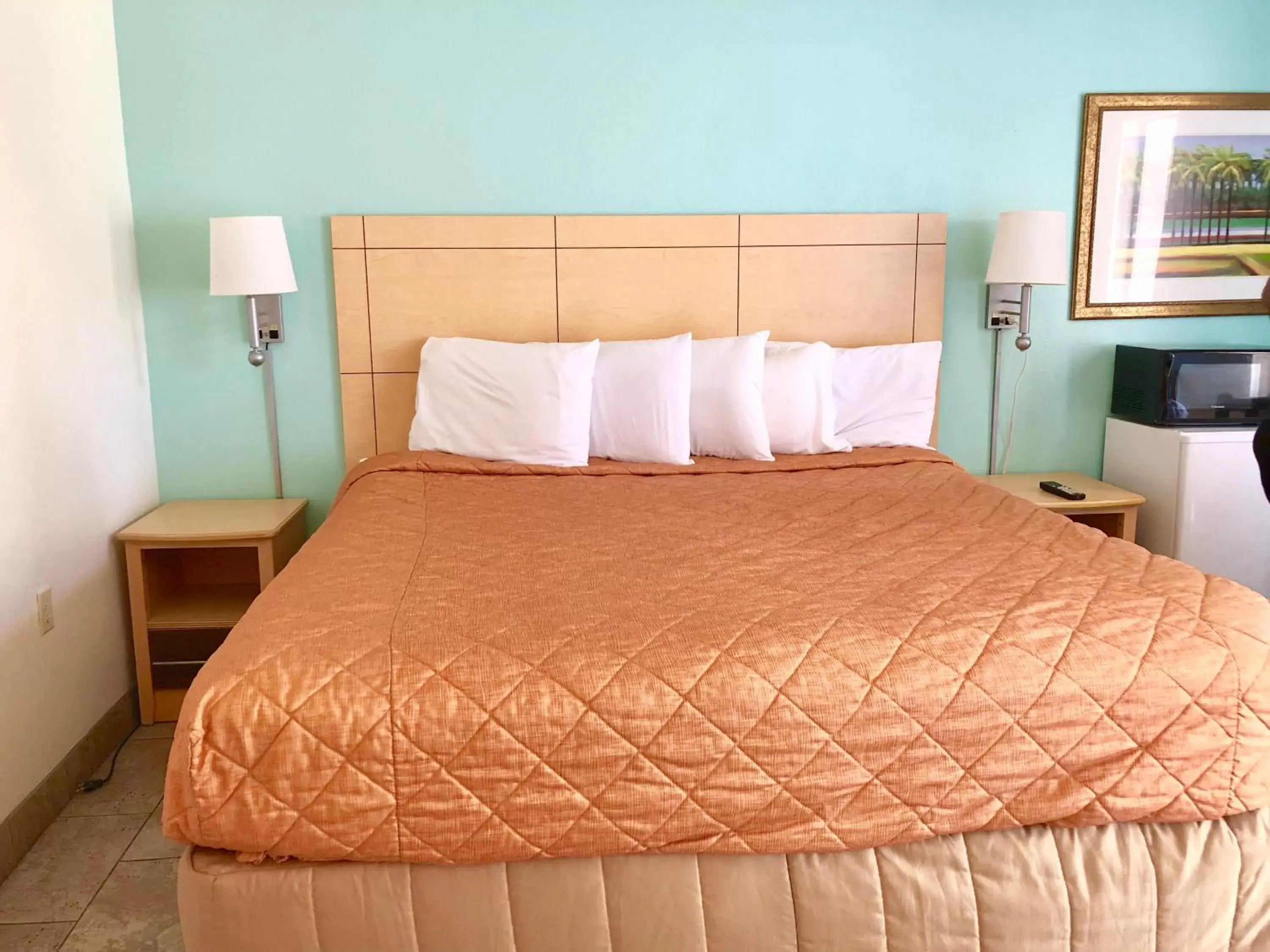 Bedroom, Bed in Dunes Inn & Suites - Tybee Island