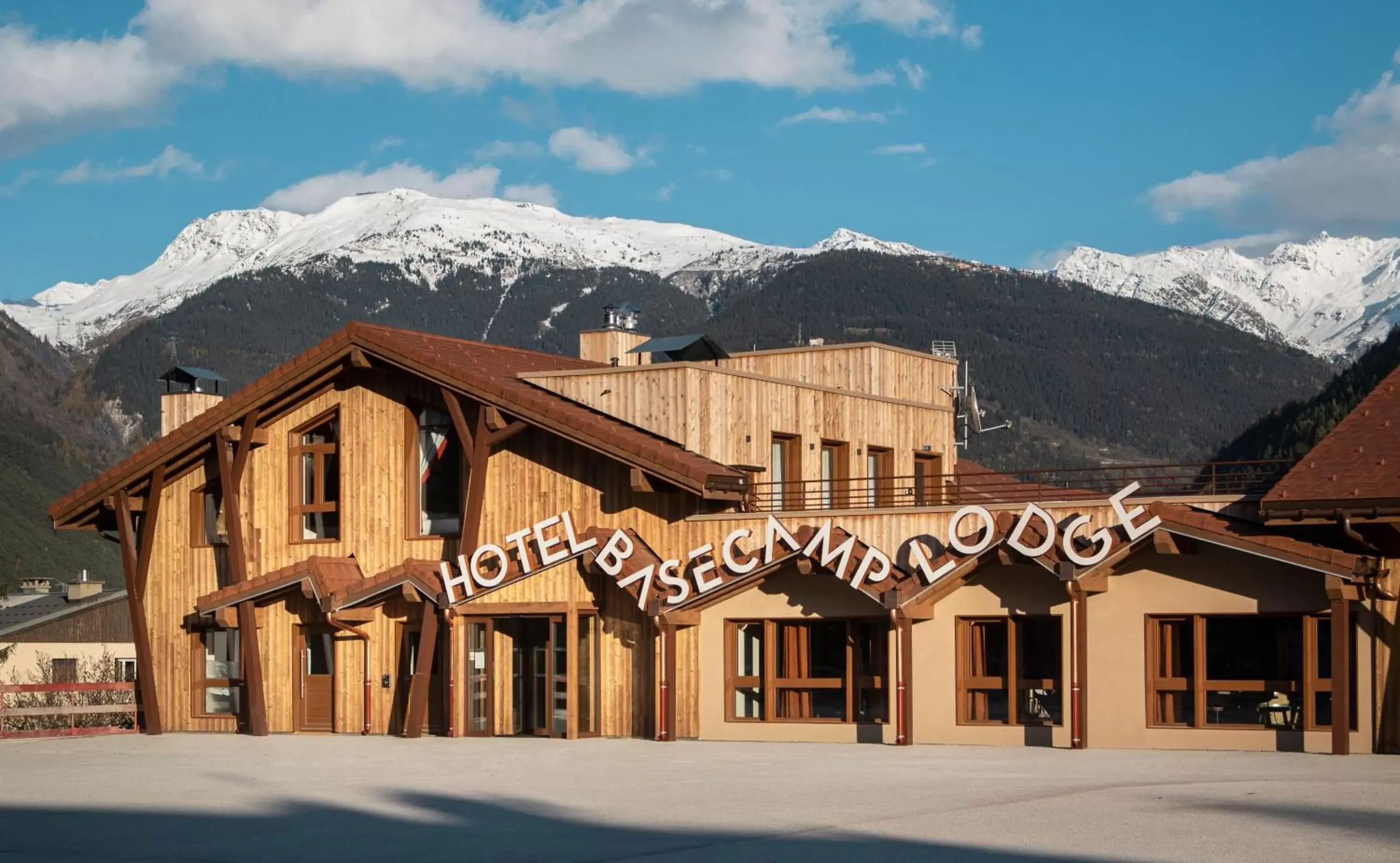 Property building, Winter in Hotel Base Camp Lodge - Bourg Saint Maurice