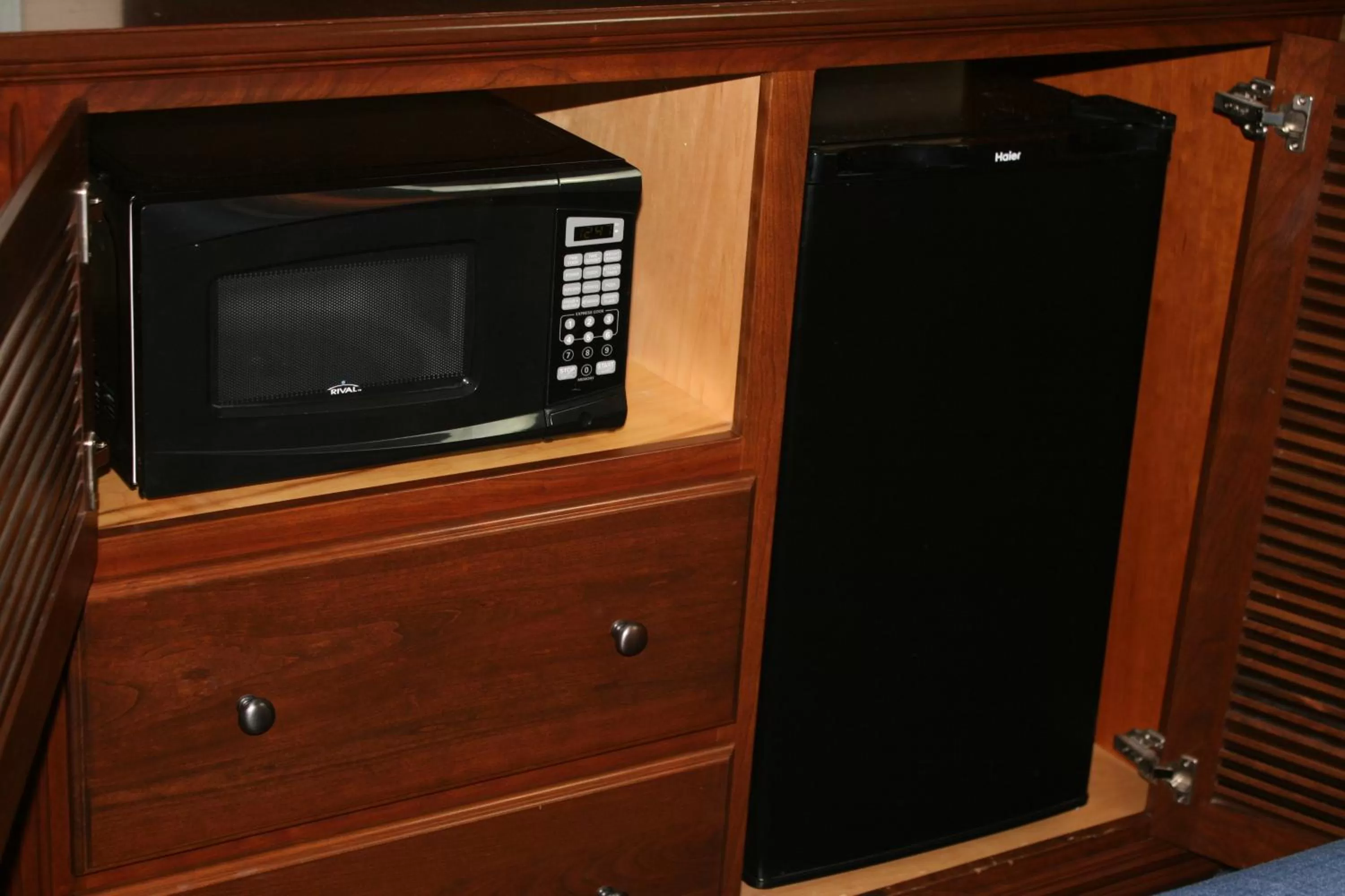 TV and multimedia in Avenue Inn & Spa