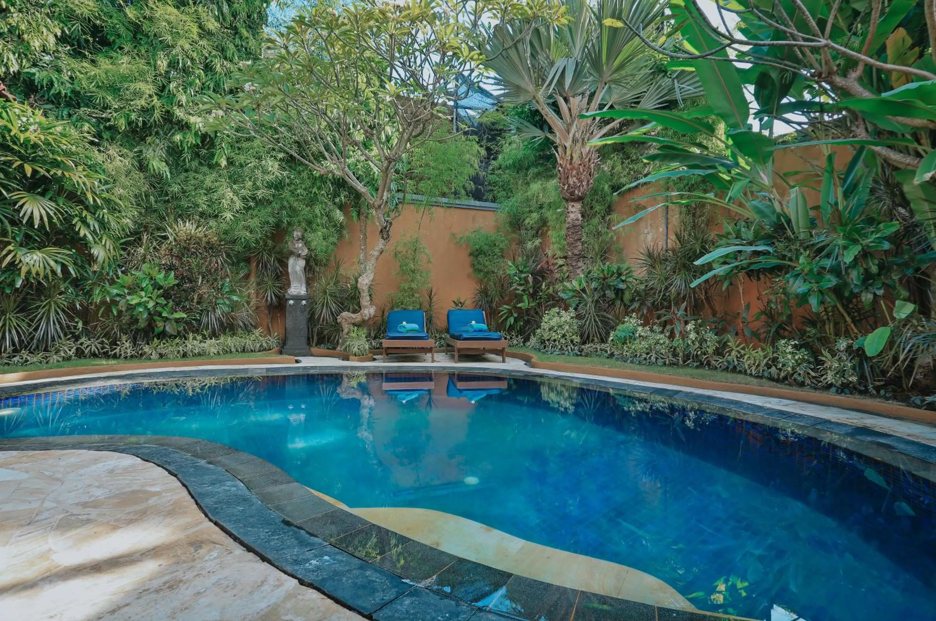 Swimming pool in Parigata Villas Resort