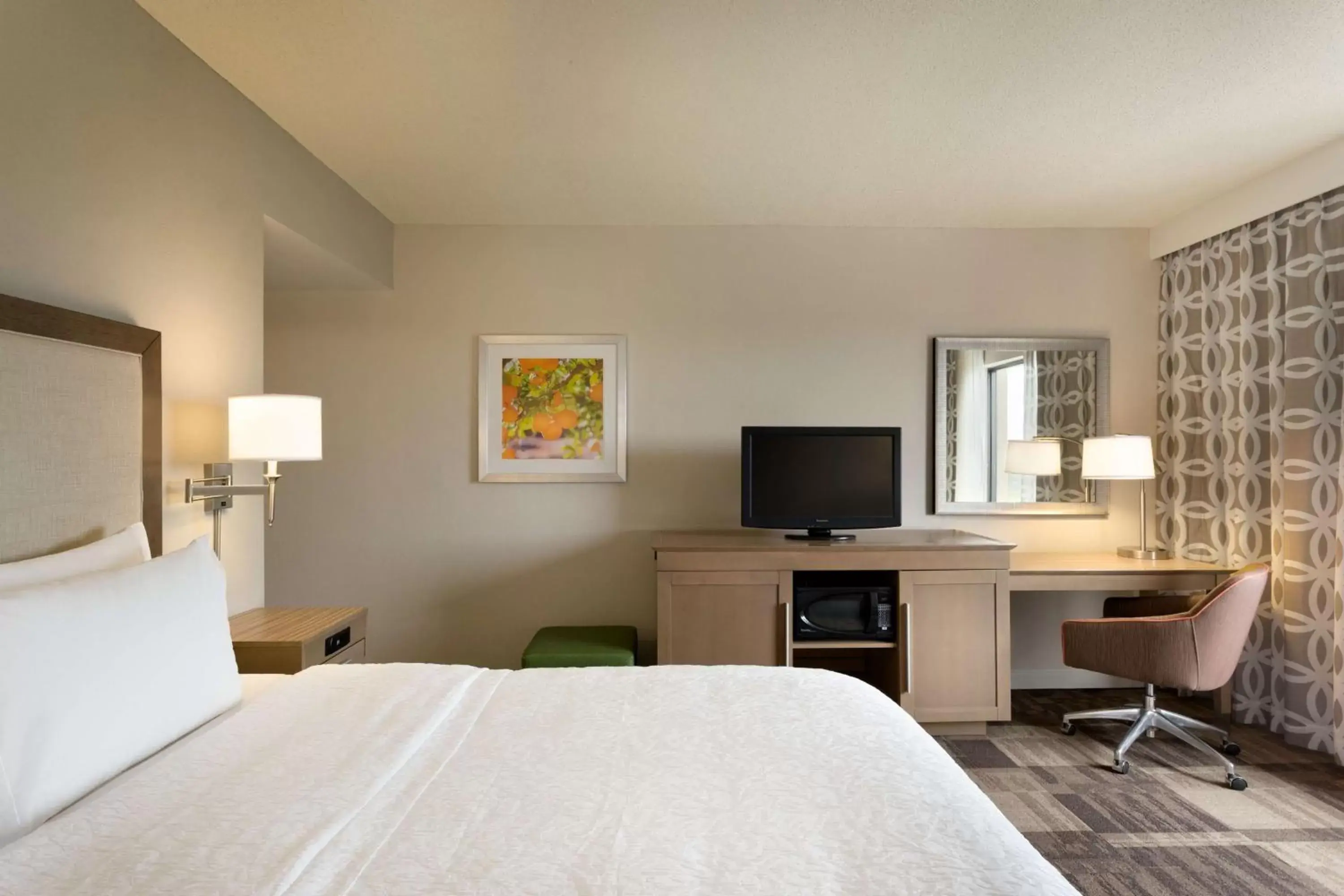 Bed in Hampton Inn & Suites Largo
