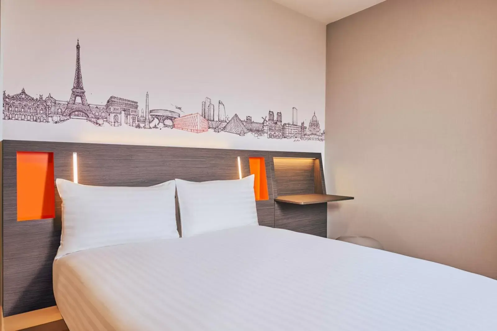 Bedroom, Bed in easyHotel Paris Charles de Gaulle Villepinte