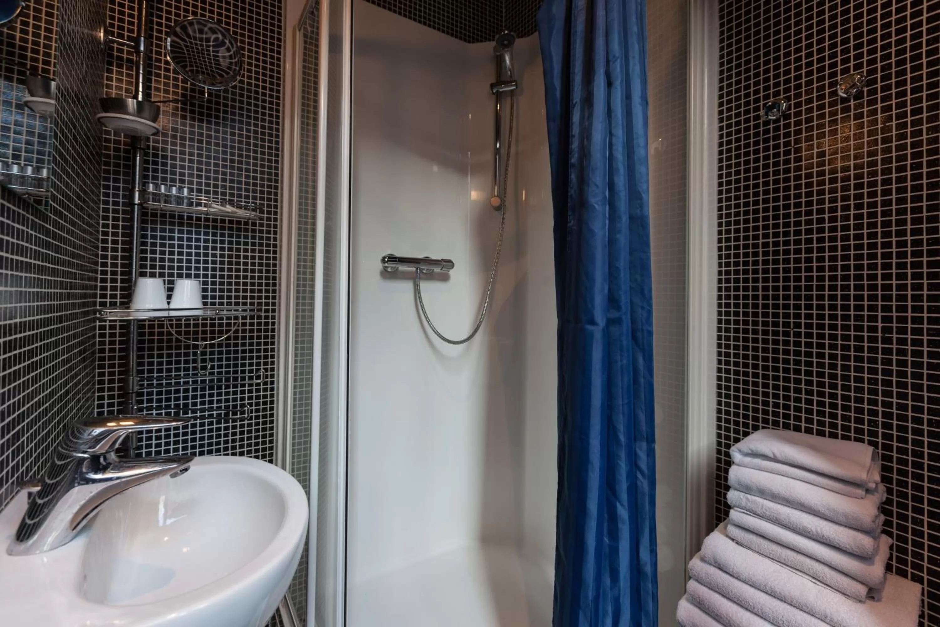 Bathroom in Hotel Diamonds and Pearls