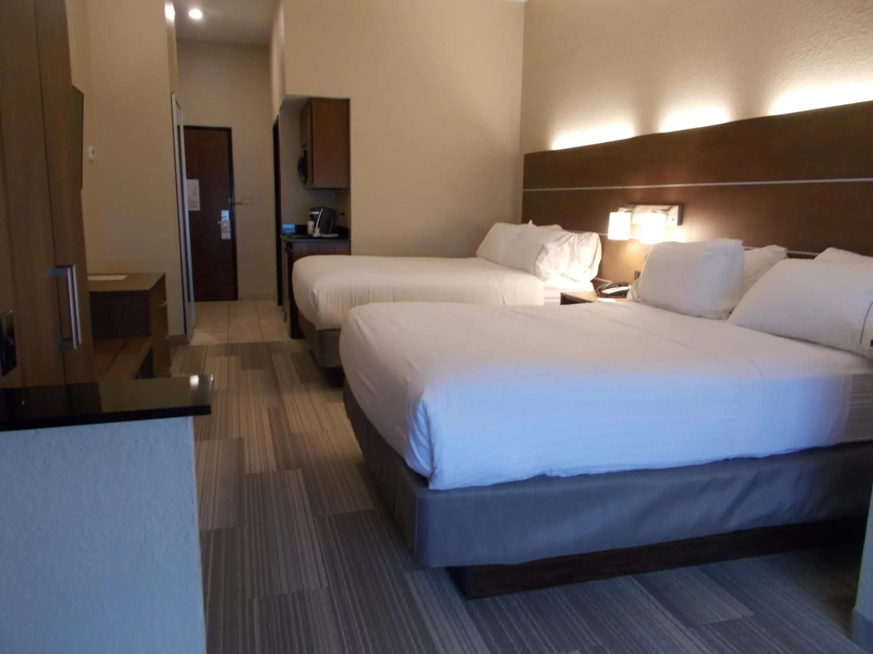 Photo of the whole room, Bed in Holiday Inn Express & Suites - Miami, an IHG Hotel