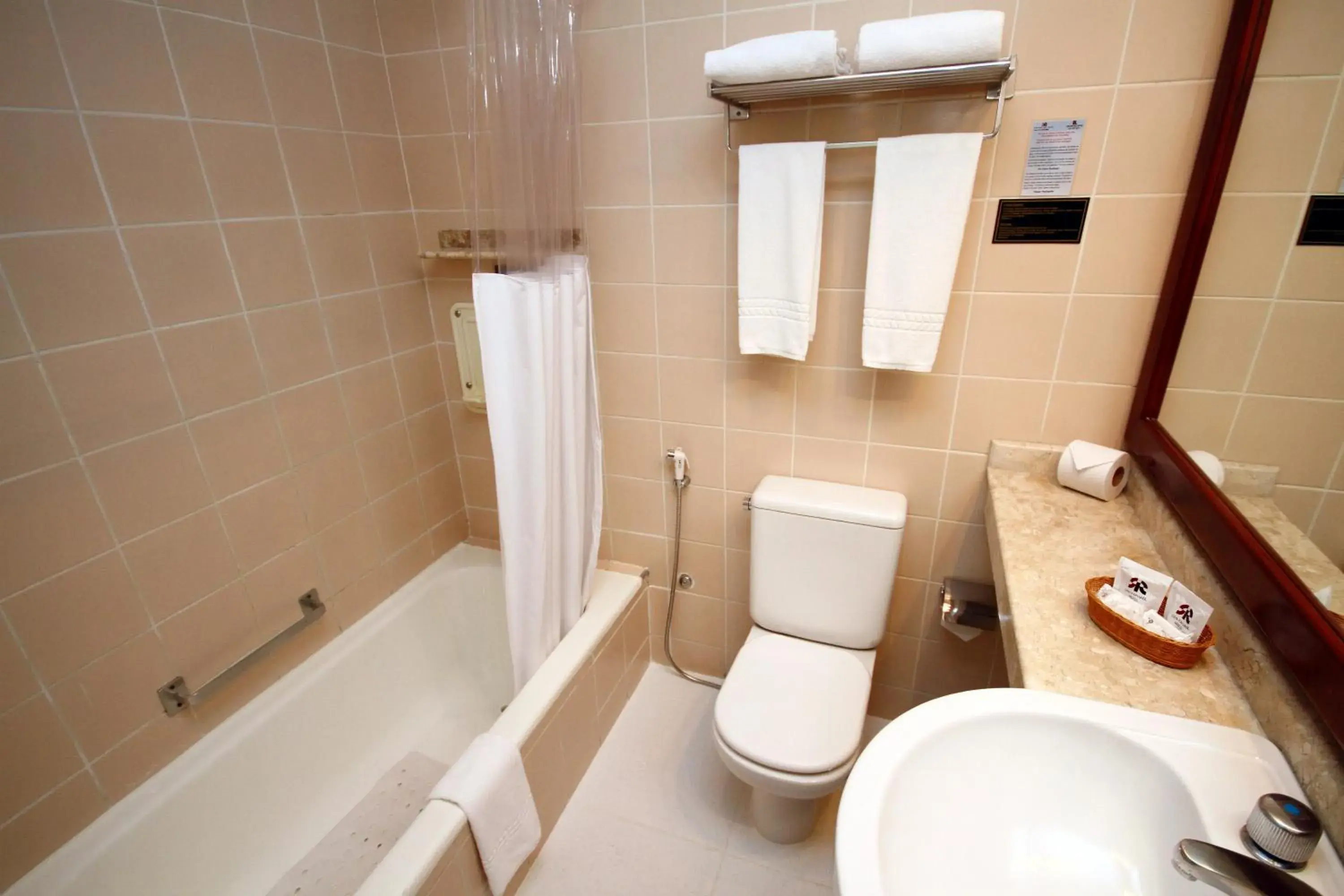 Shower, Bathroom in San Raphael Hotel