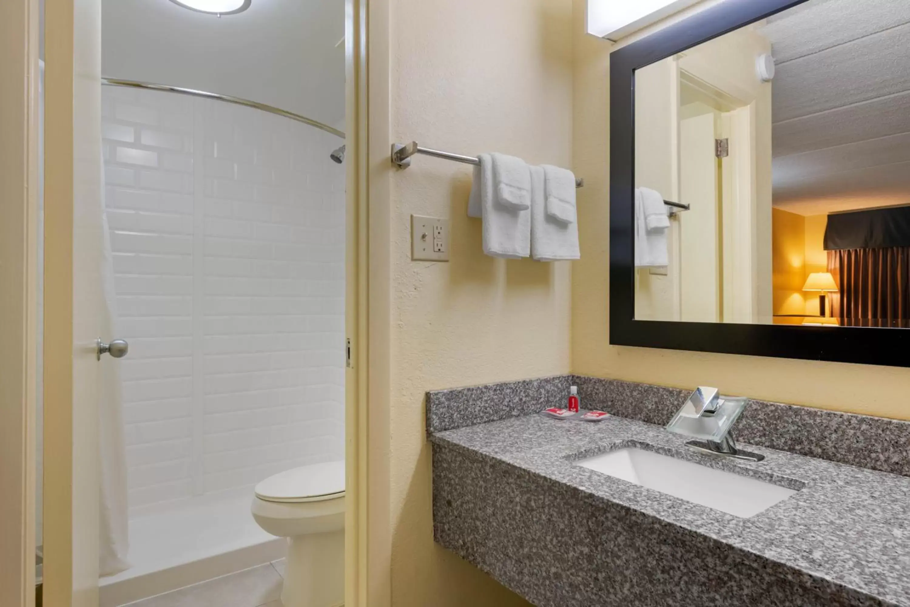 Bathroom in Econo Lodge Jacksonville