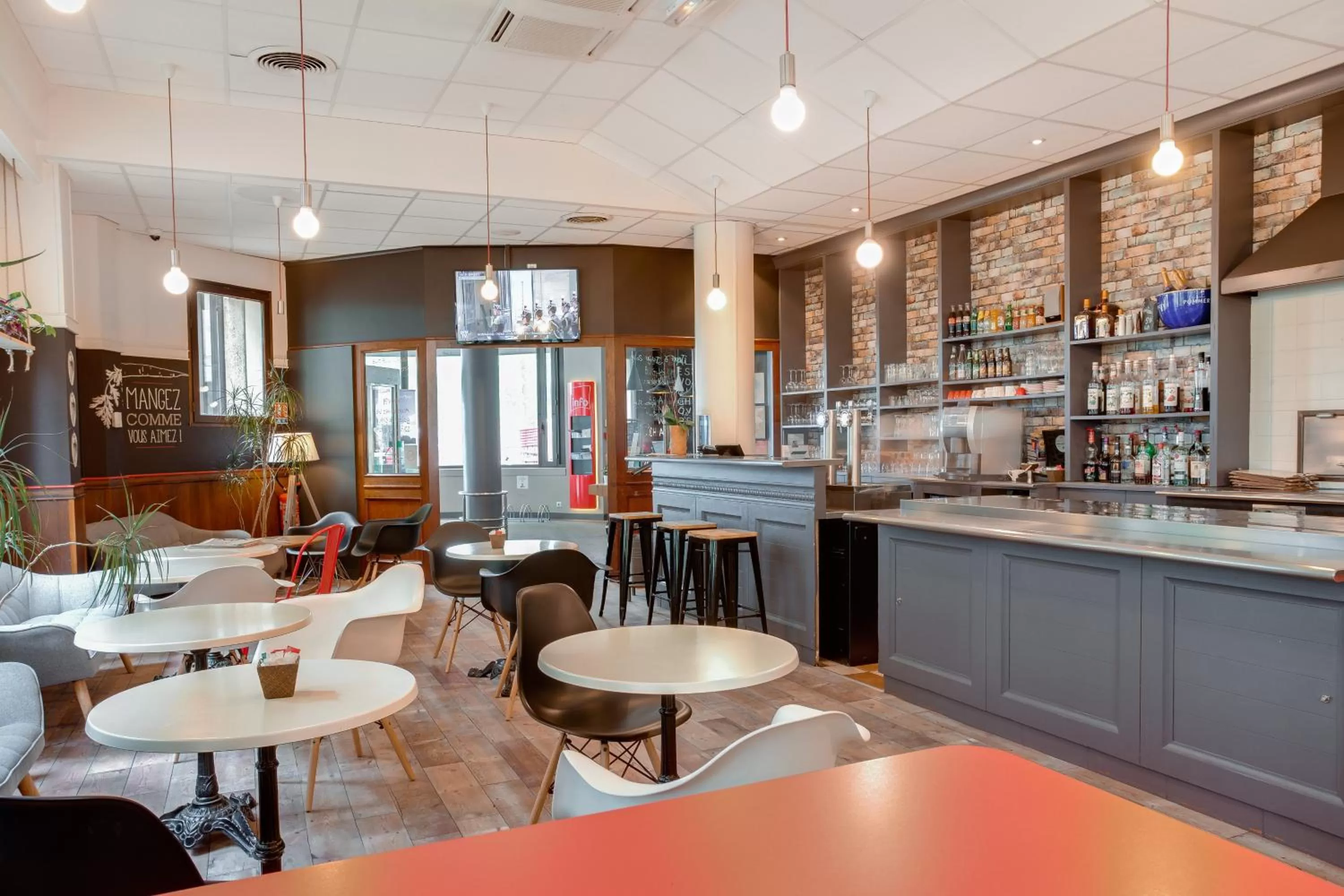 Lounge or bar in ibis Angers Centre Chateau