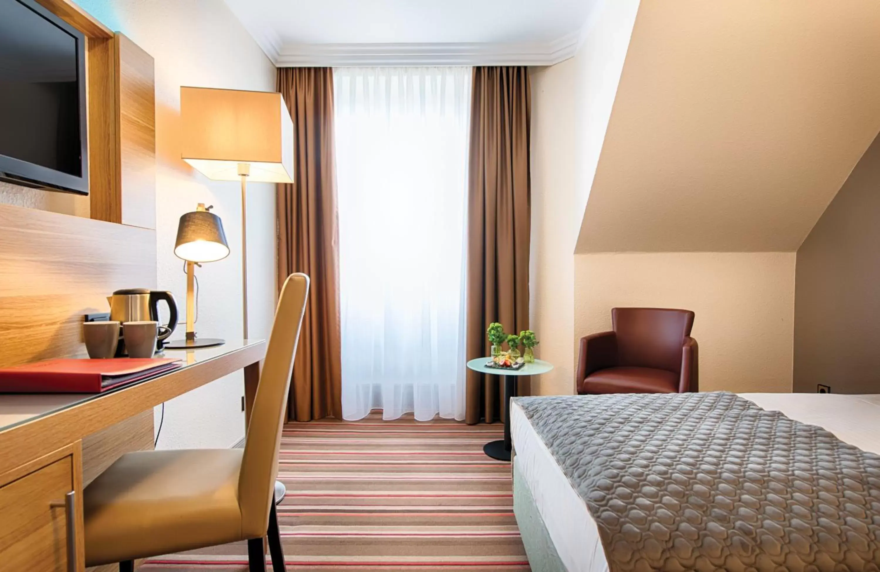Photo of the whole room, Bed in Leonardo Hotel Hamburg Stillhorn