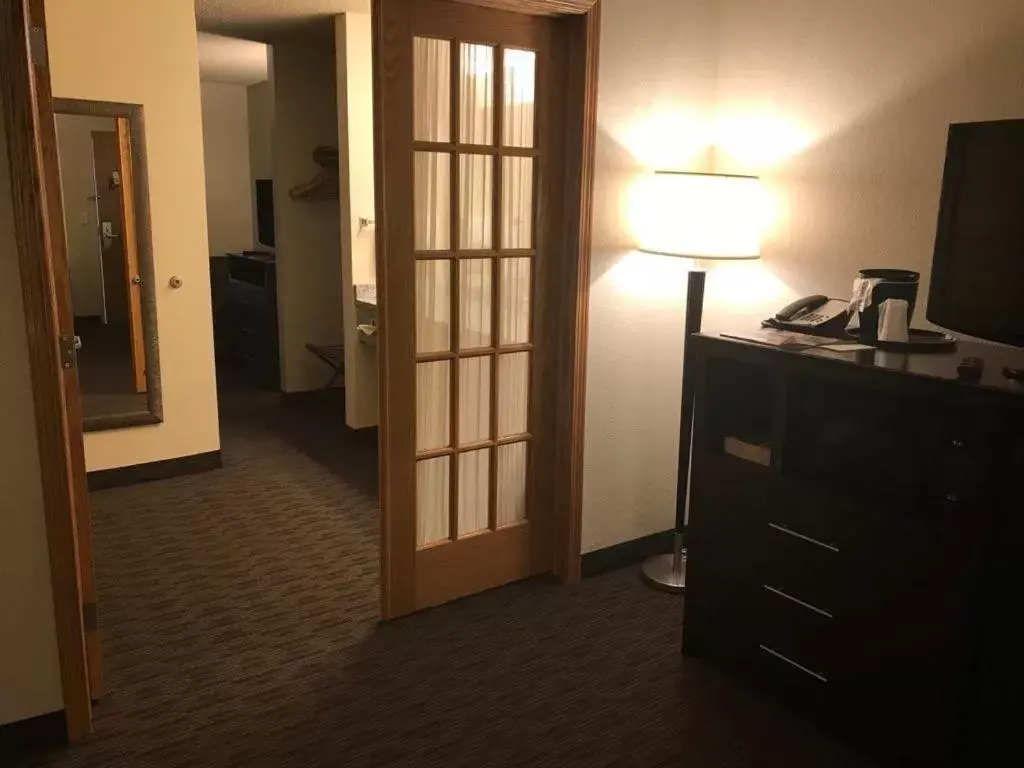 Bedroom in AmericInn by Wyndham Hotel and Suites Long Lake