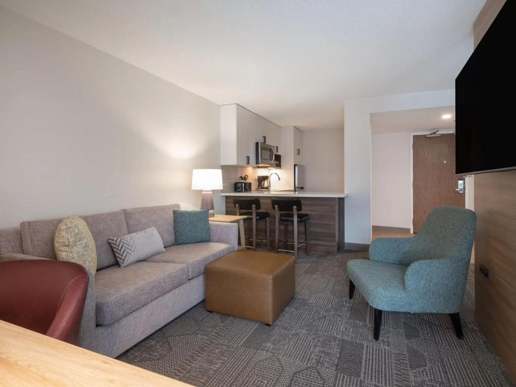 Bedroom, Seating Area in Staybridge Suites Chicago O'Hare - Rosemont, an IHG Hotel