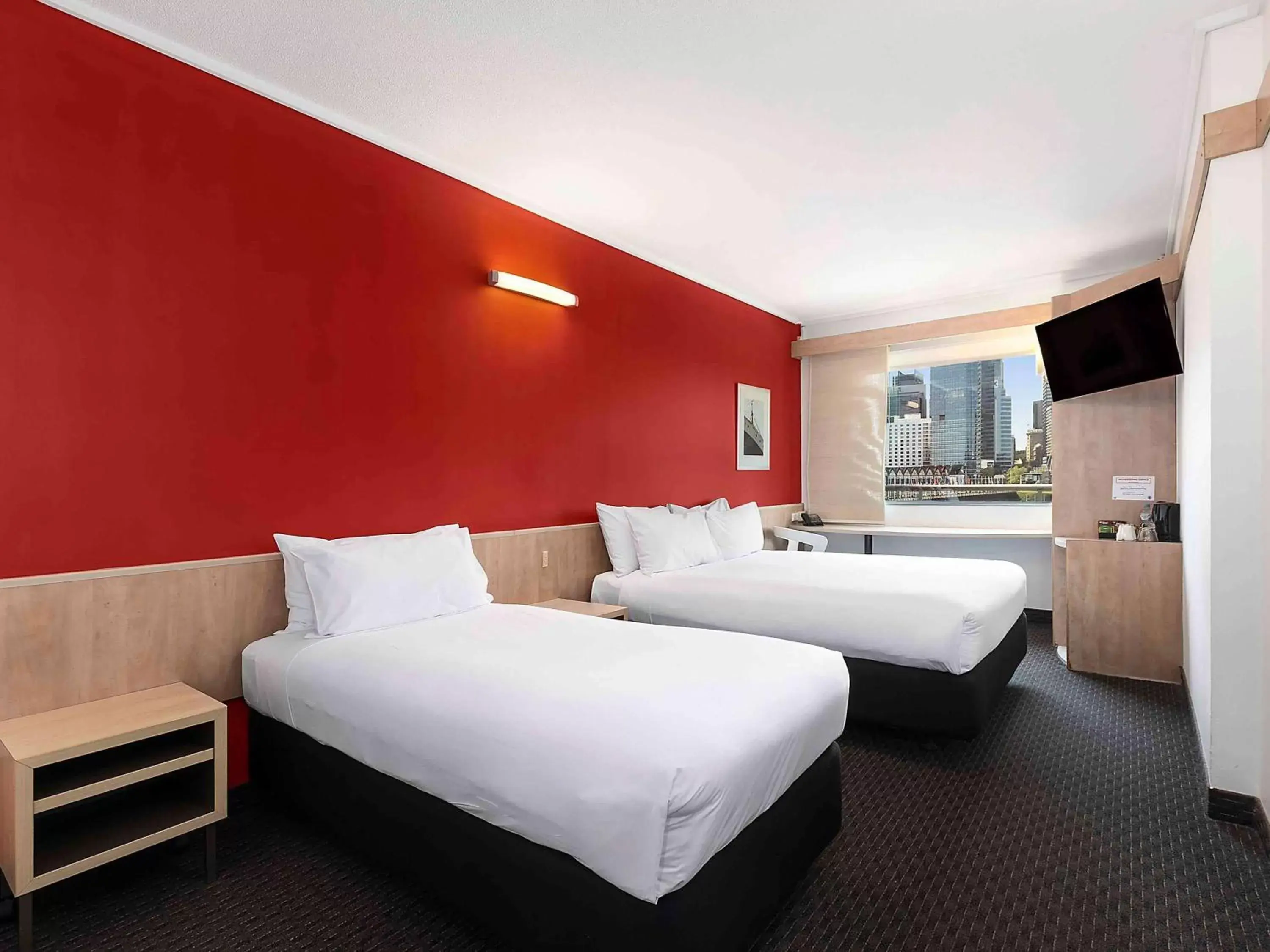 Bedroom, Bed in ibis Sydney Darling Harbour