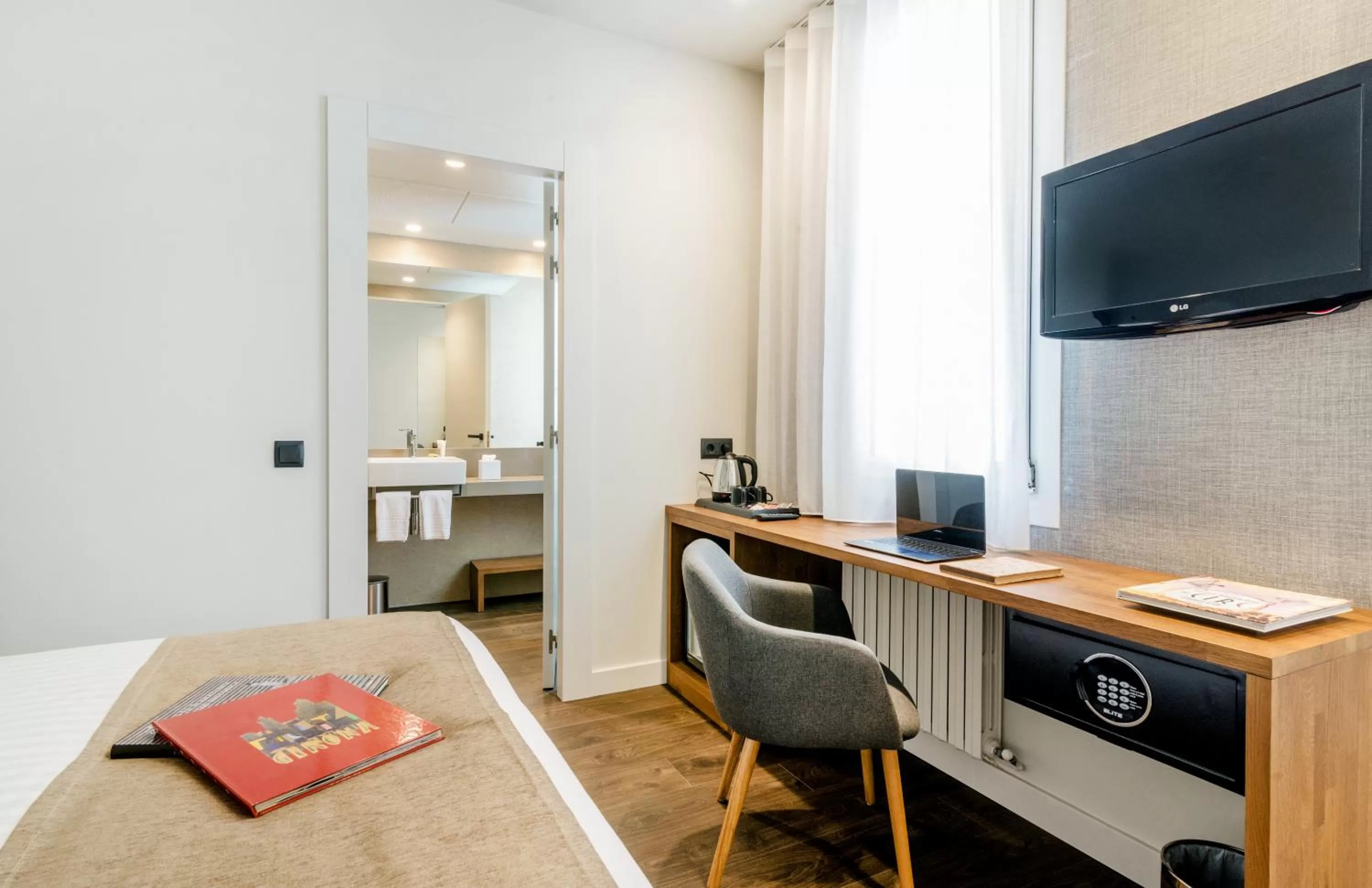 Living room, Bed in Peninsular