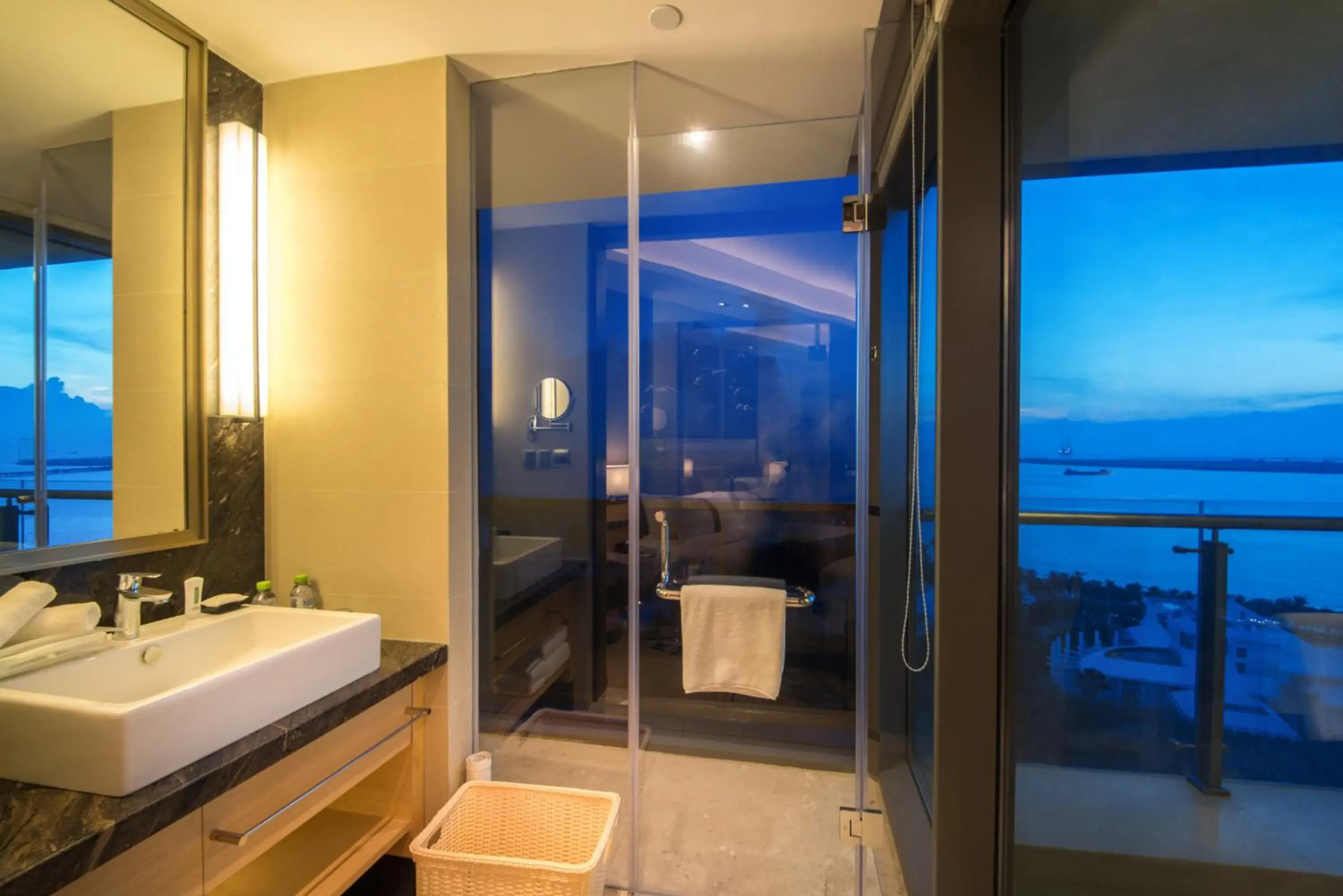 Photo of the whole room, Bathroom in Holiday Inn Haikou West Coast, an IHG Hotel
