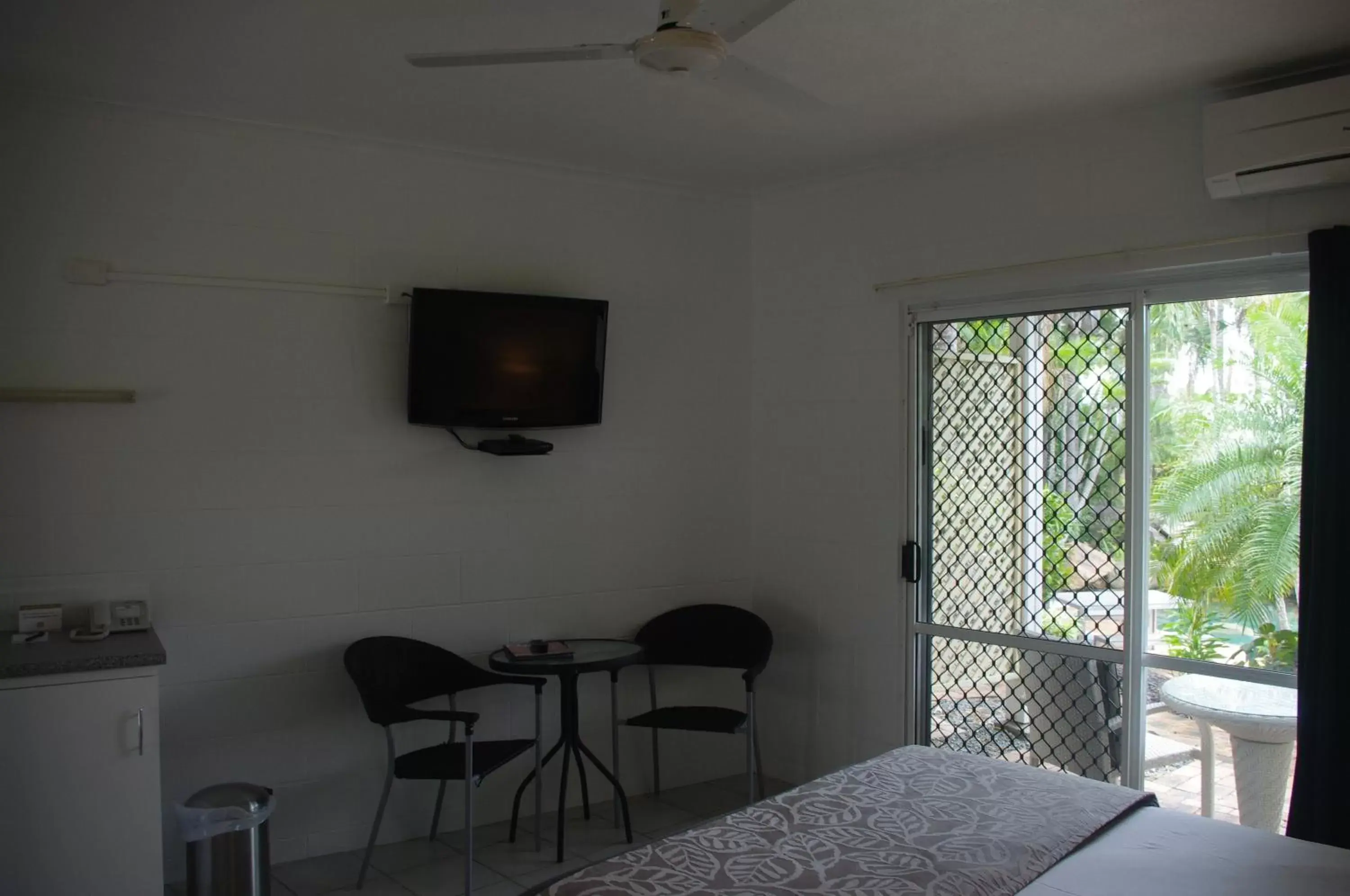 Communal lounge/ TV room, TV/Entertainment Center in Colonial Palms Motor Inn