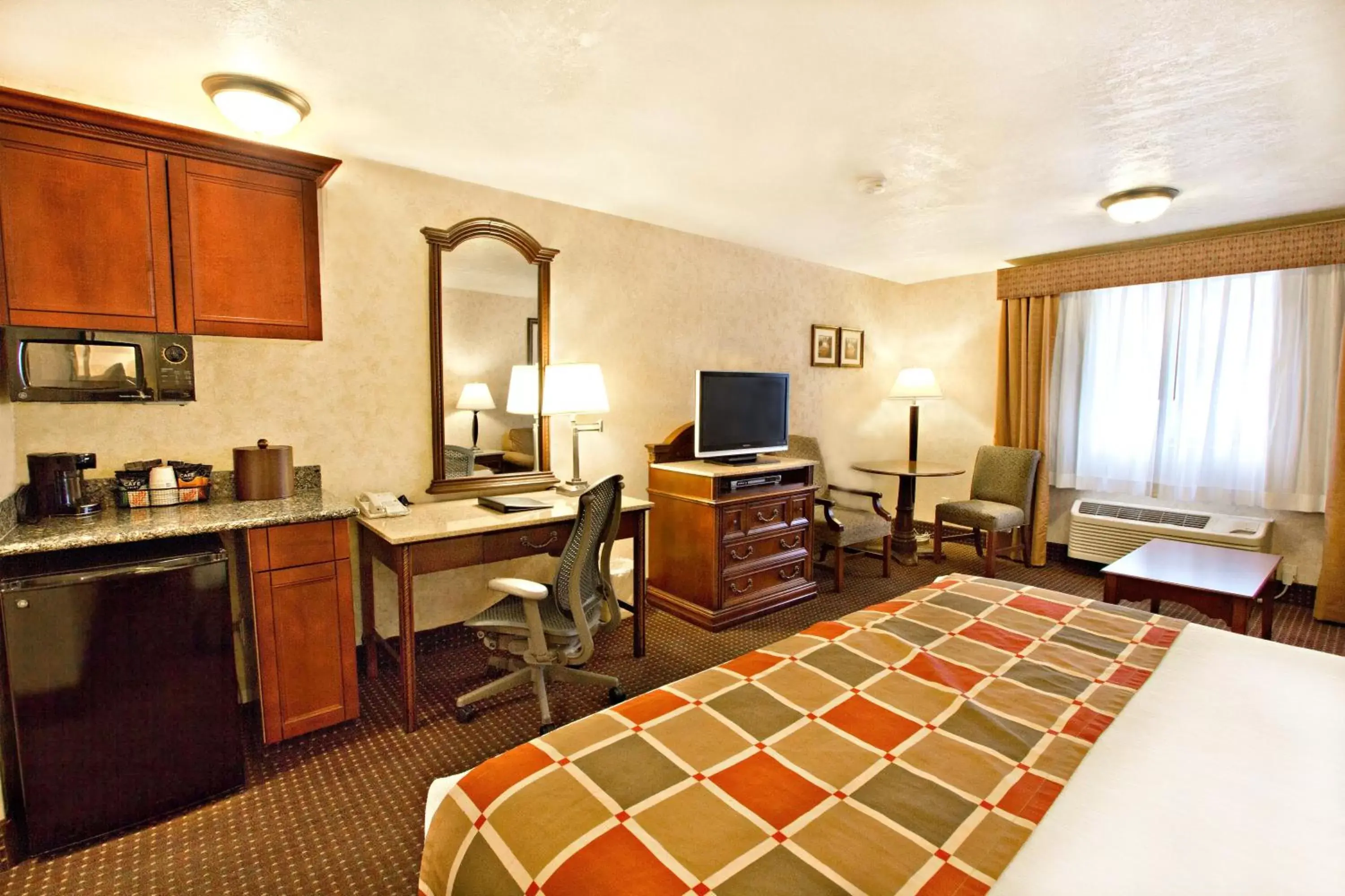 Bedroom, TV/Entertainment Center in Best Western Plus Weston Inn