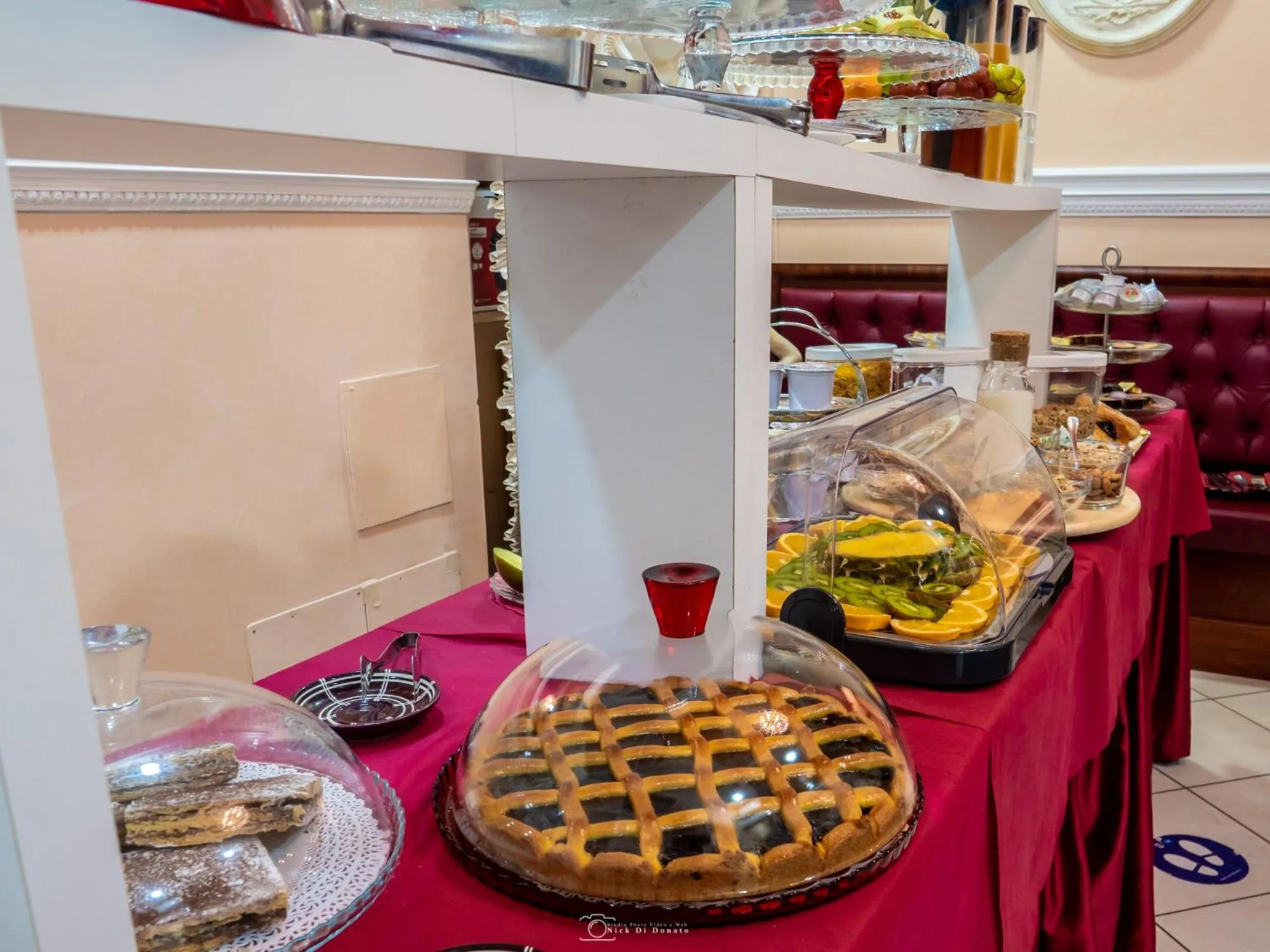 Food and drinks in Hotel Suite Caesar