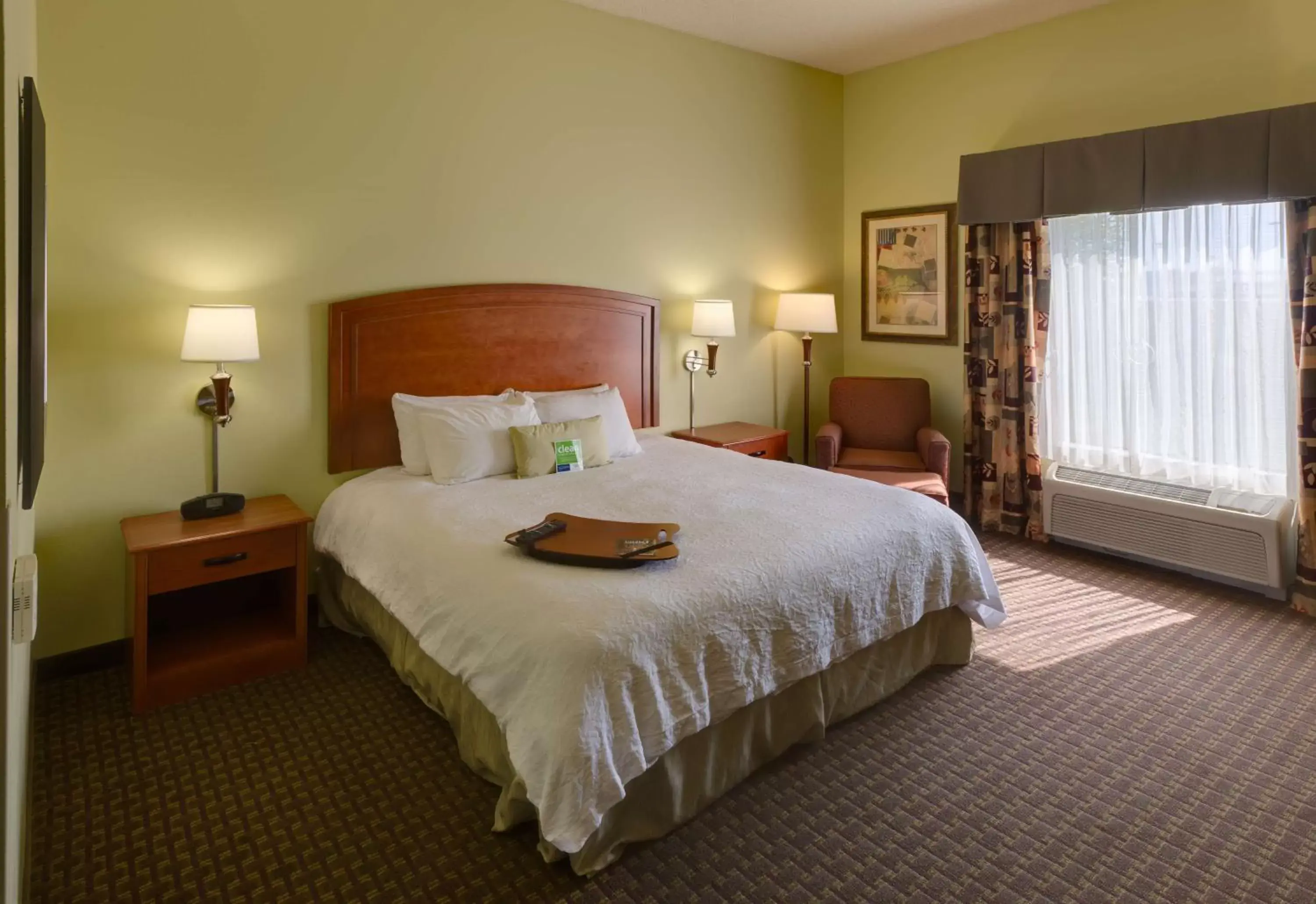 Bed in Hampton Inn & Suites Moline-Quad City Int'l Aprt