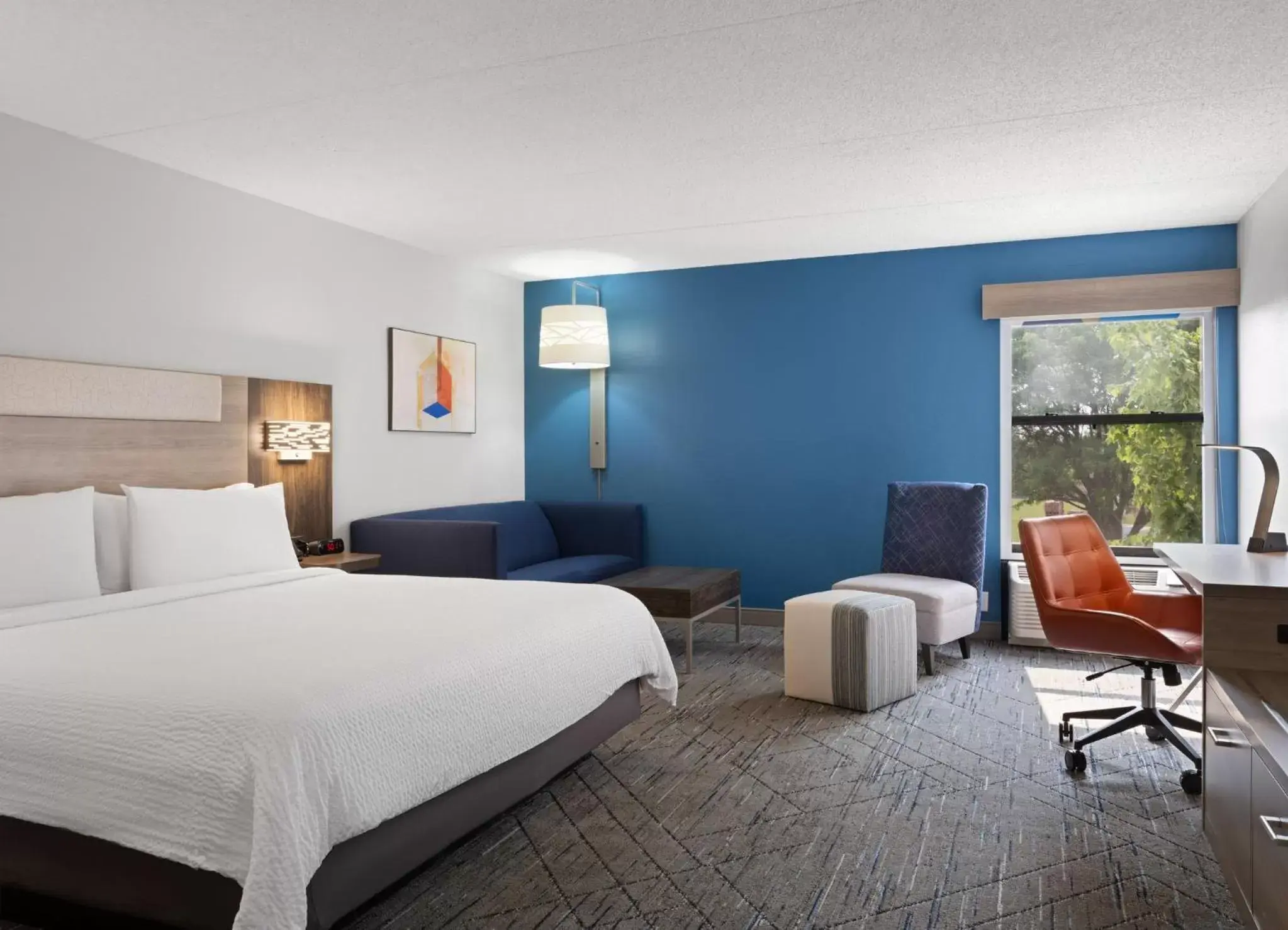 Photo of the whole room, Bed in Holiday Inn Express Indianapolis Airport, an IHG Hotel