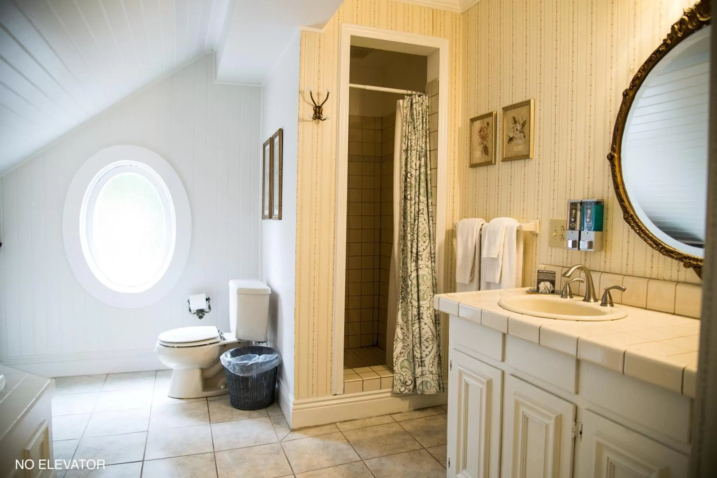 Bathroom in Cedar Gables Inn