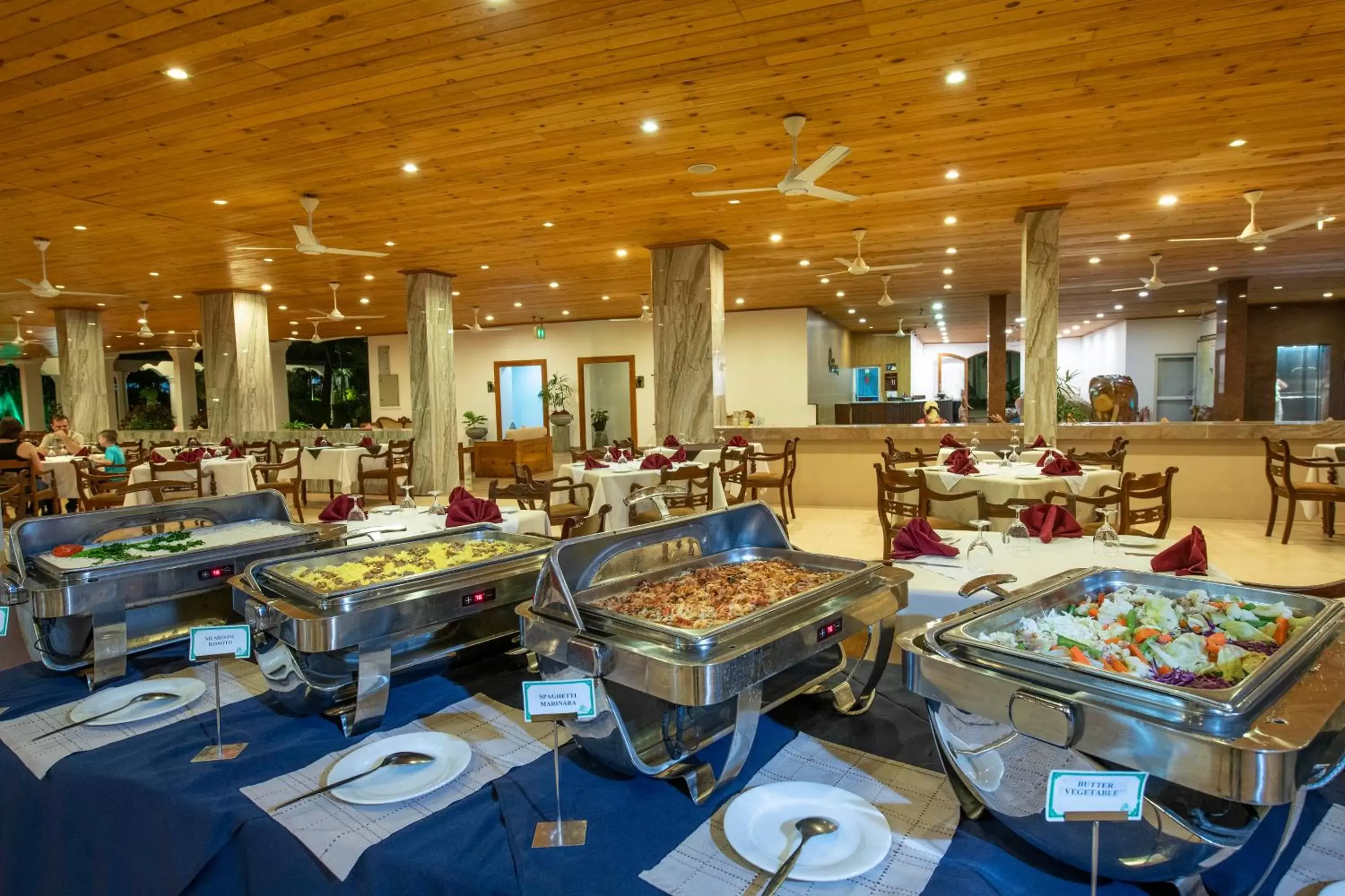 Dining area in Hotel Sudu Araliya