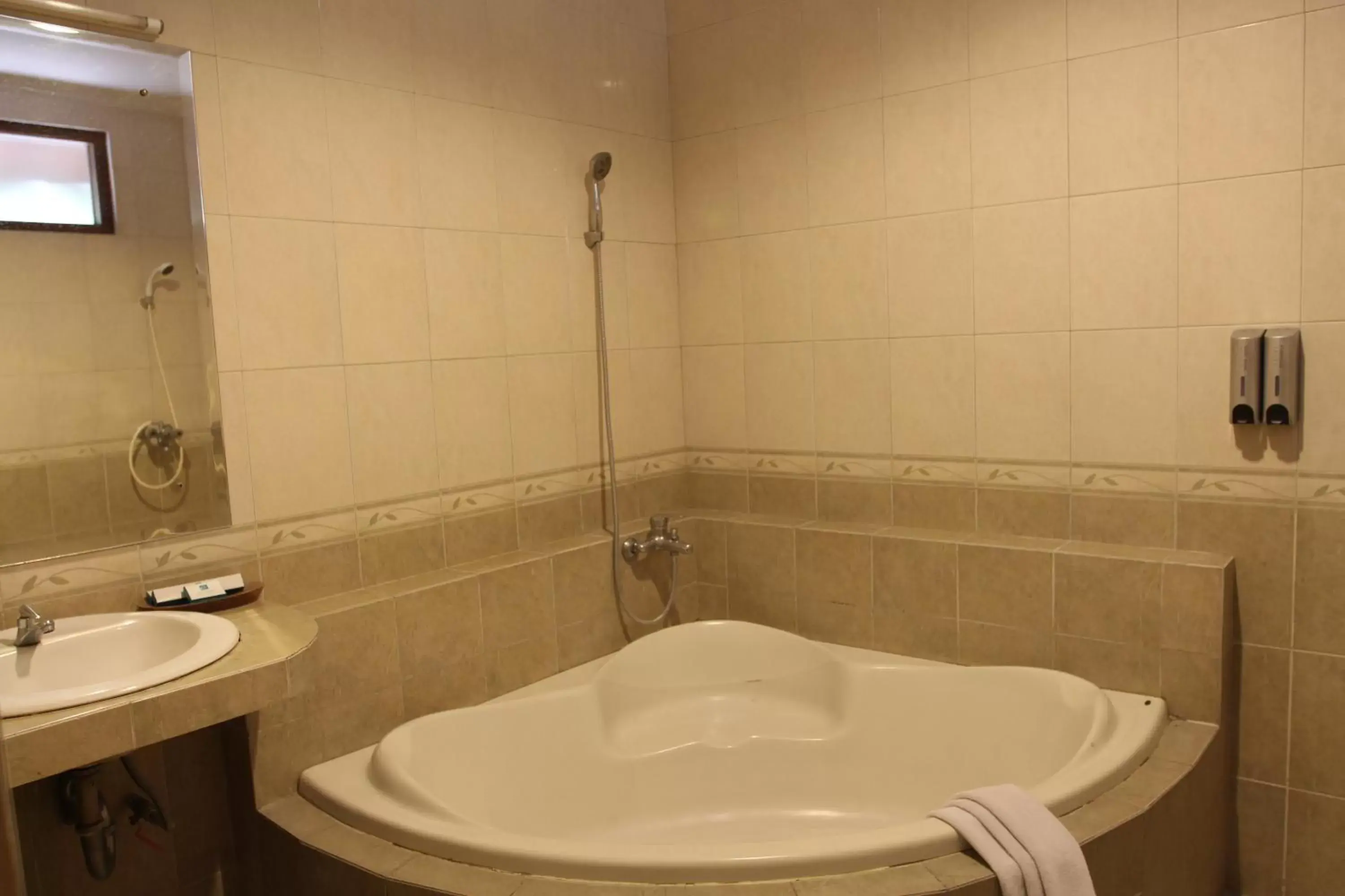 Shower, Bathroom in Cakra Kusuma Hotel