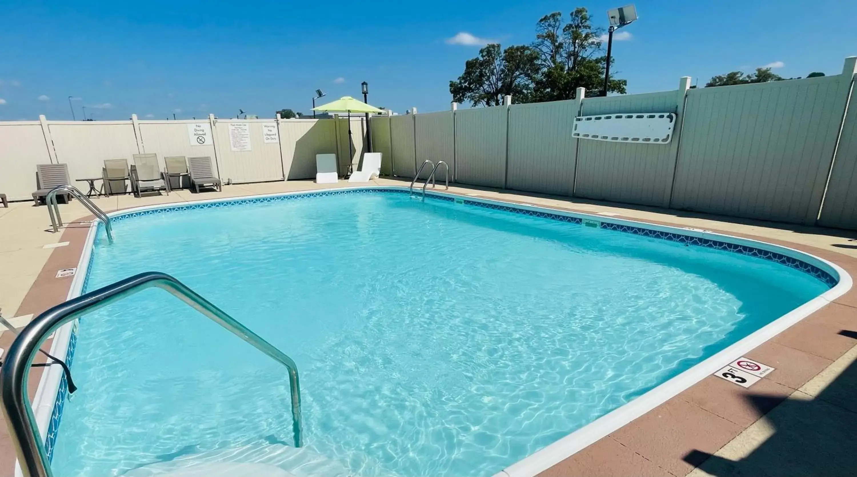 Swimming pool in Clarion Inn & Suites Evansville Eastland Area Swimming pool in Clarion Inn & Suites Evansville Eastland Area