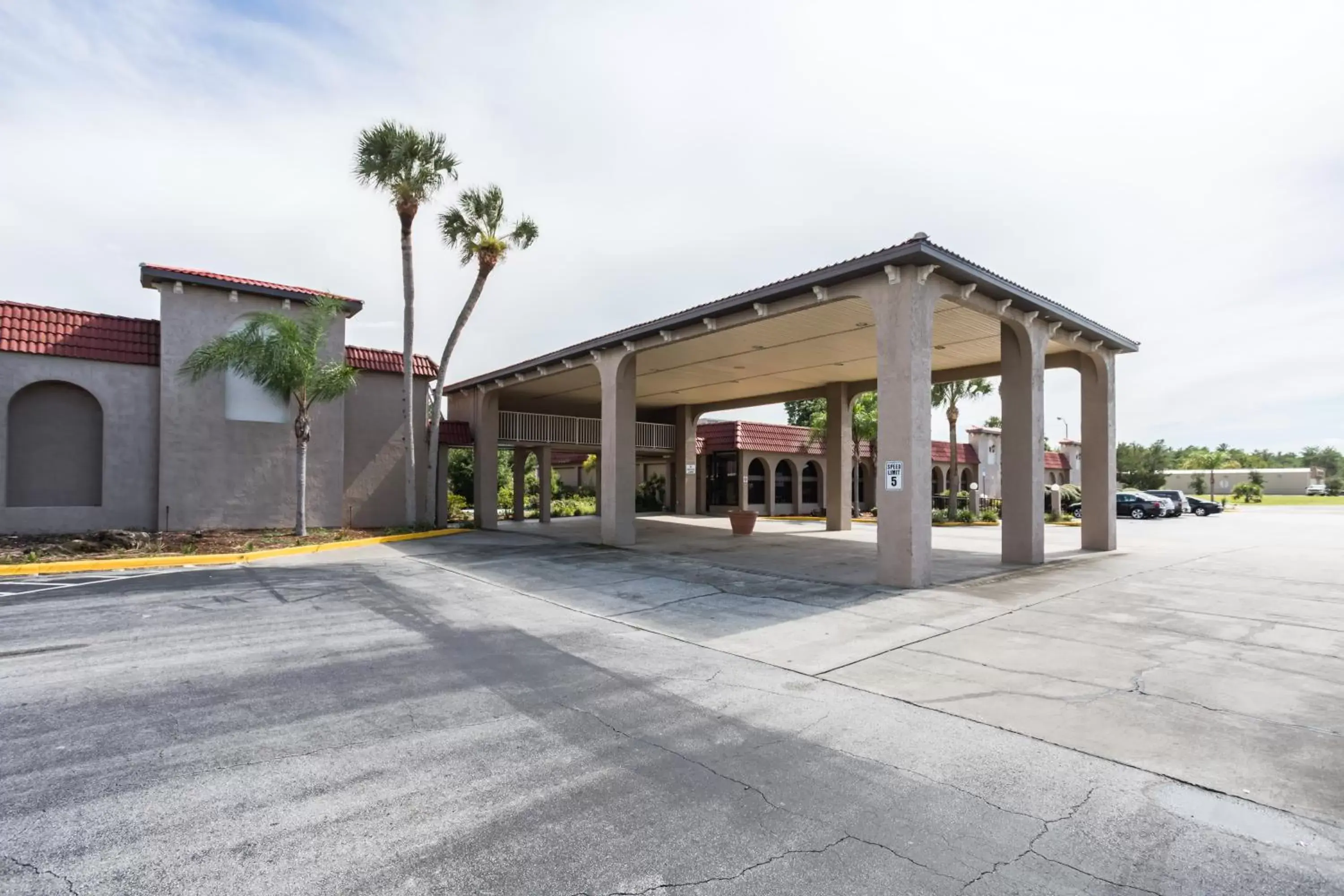 Property Building in Motel 6-Spring Hill, FL - Weeki Wachee