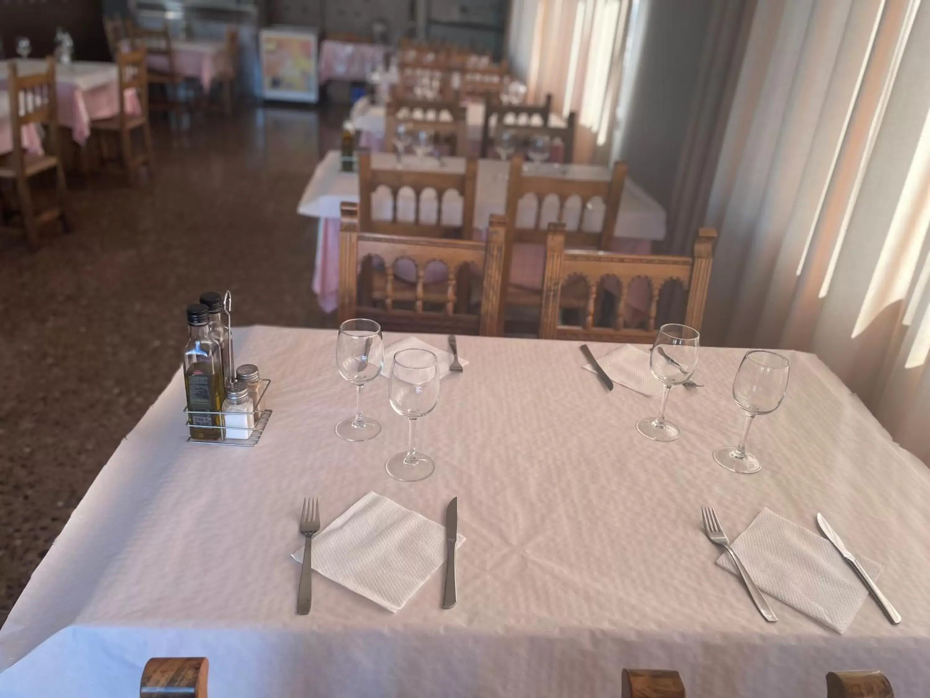 Restaurant/Places to Eat in Hotel Reina Isabel