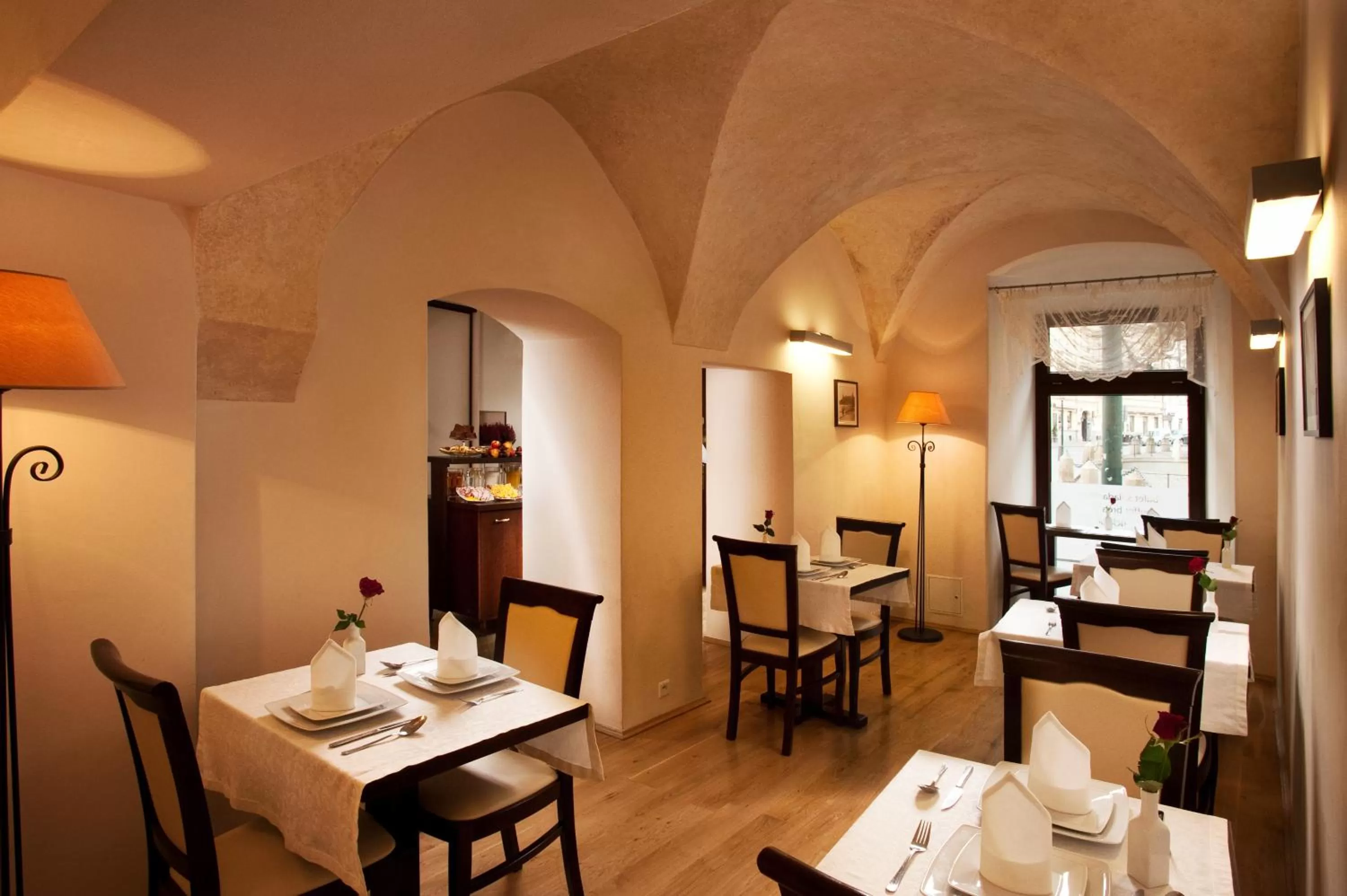 Restaurant/places to eat in Hotel Santi